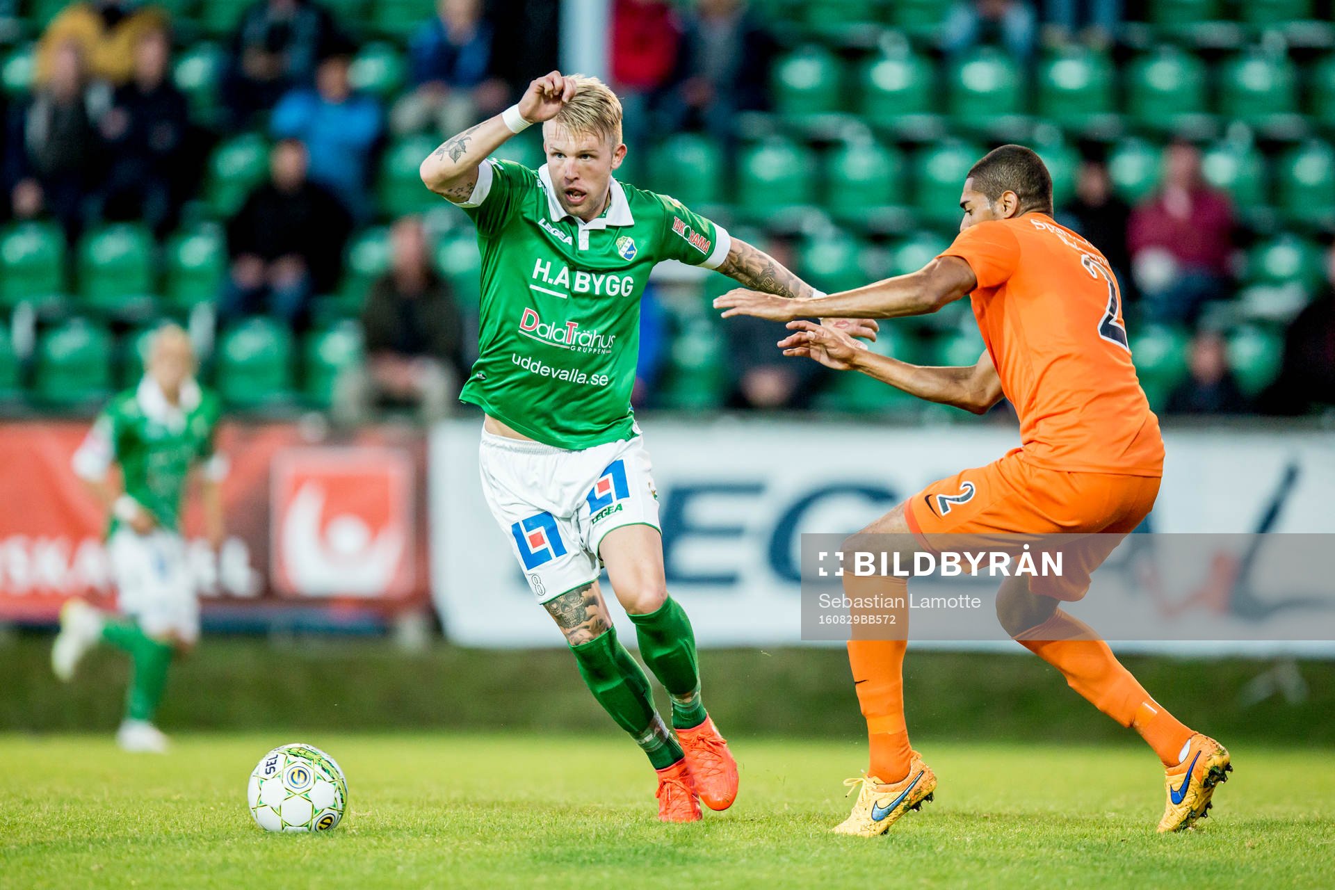 Ljungskiles Tim Nilsen före Athletics Denis Viana da Silva