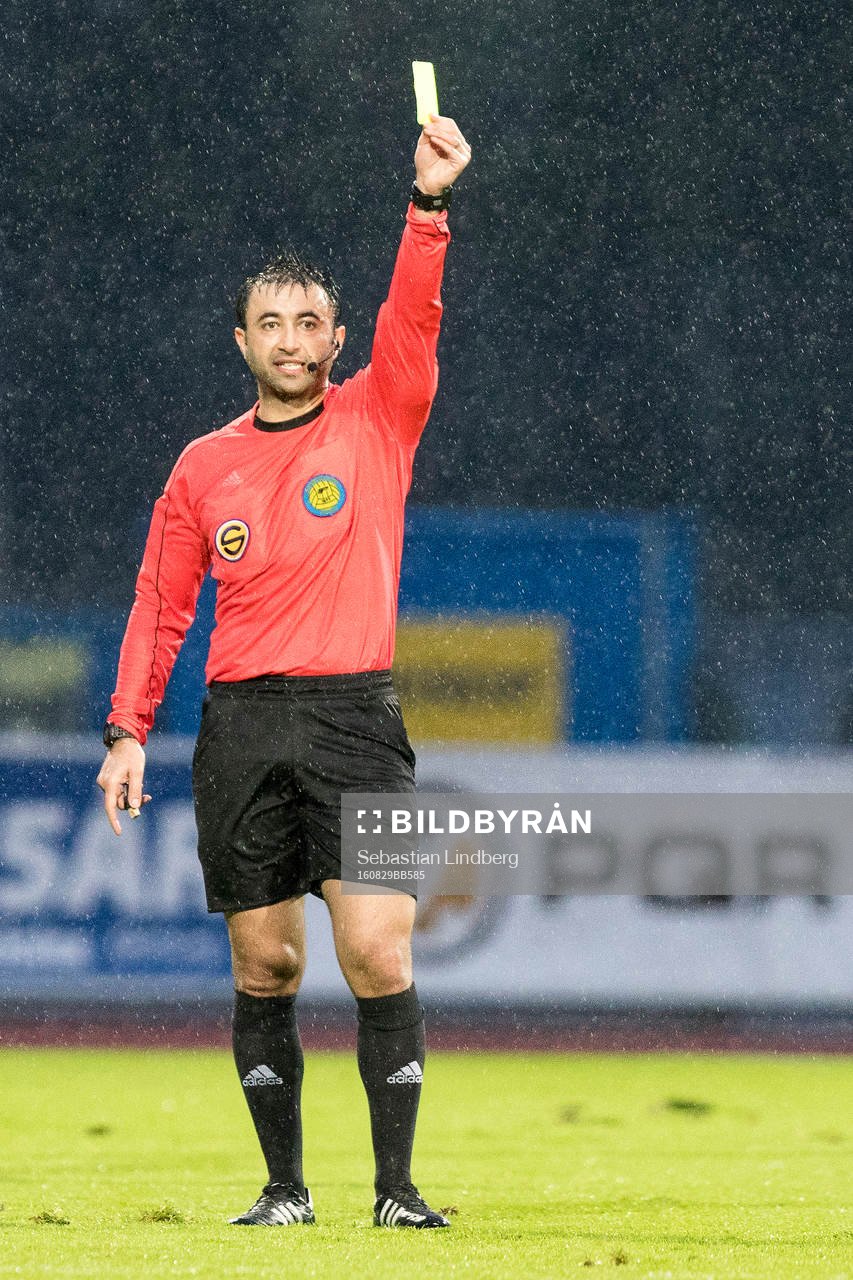 Domare Diako Behnam ger GAIS Malkolm Moënza gult kort under fotbollsmatchen i superettan mellan Sirius och GAIS den 29 augusti 2016 i Uppsala.