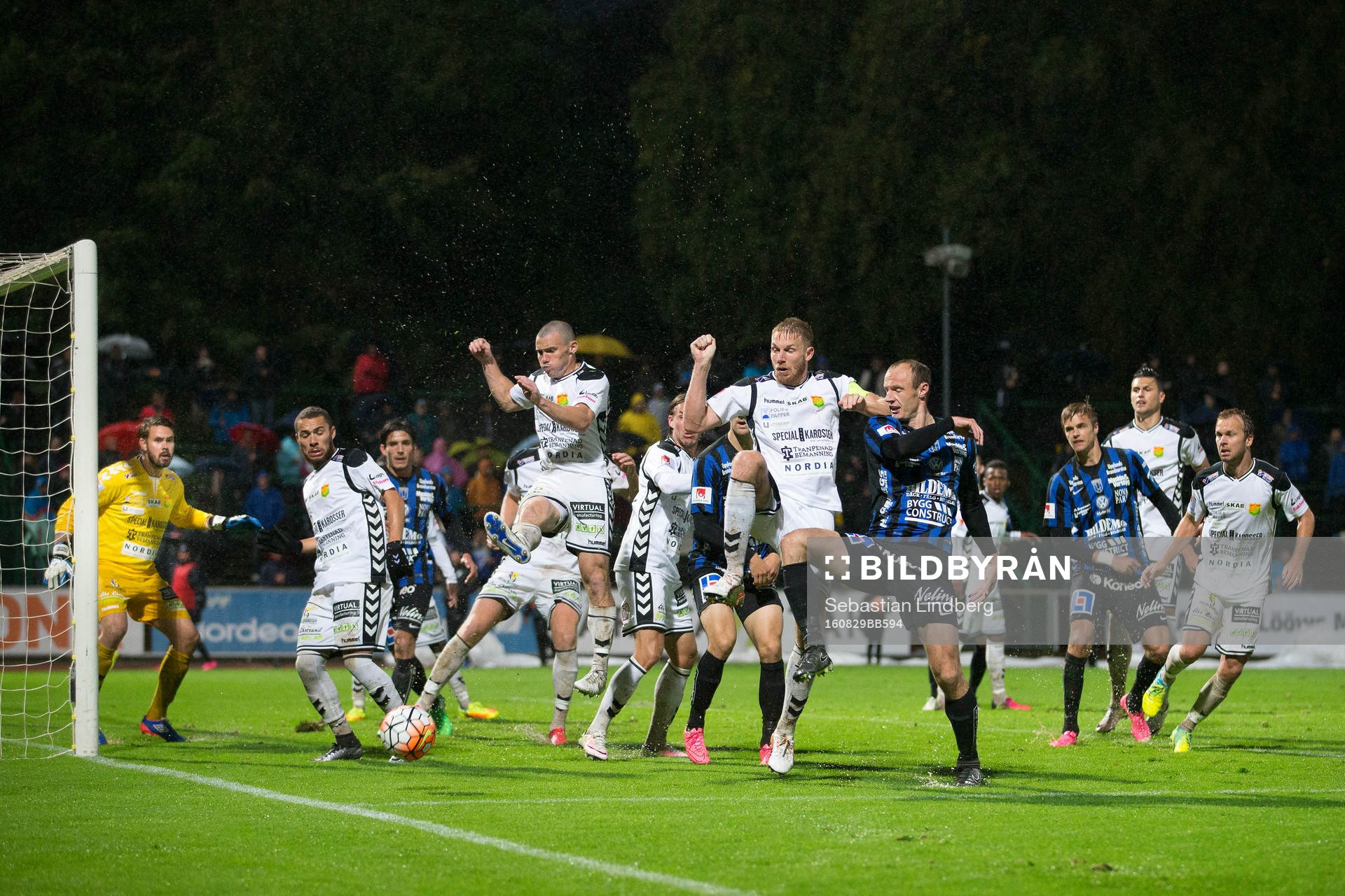 GAIS målvakt Tommi Vaiho, GAIS Malkolm Moënza, GAIS James