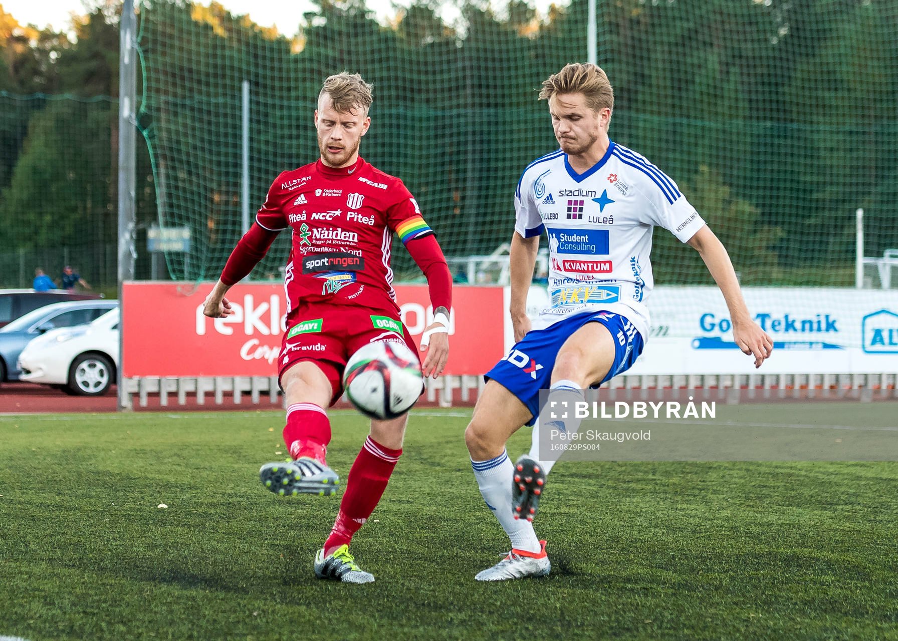 s William Olausson och Luleå:s Joel Rajalakso