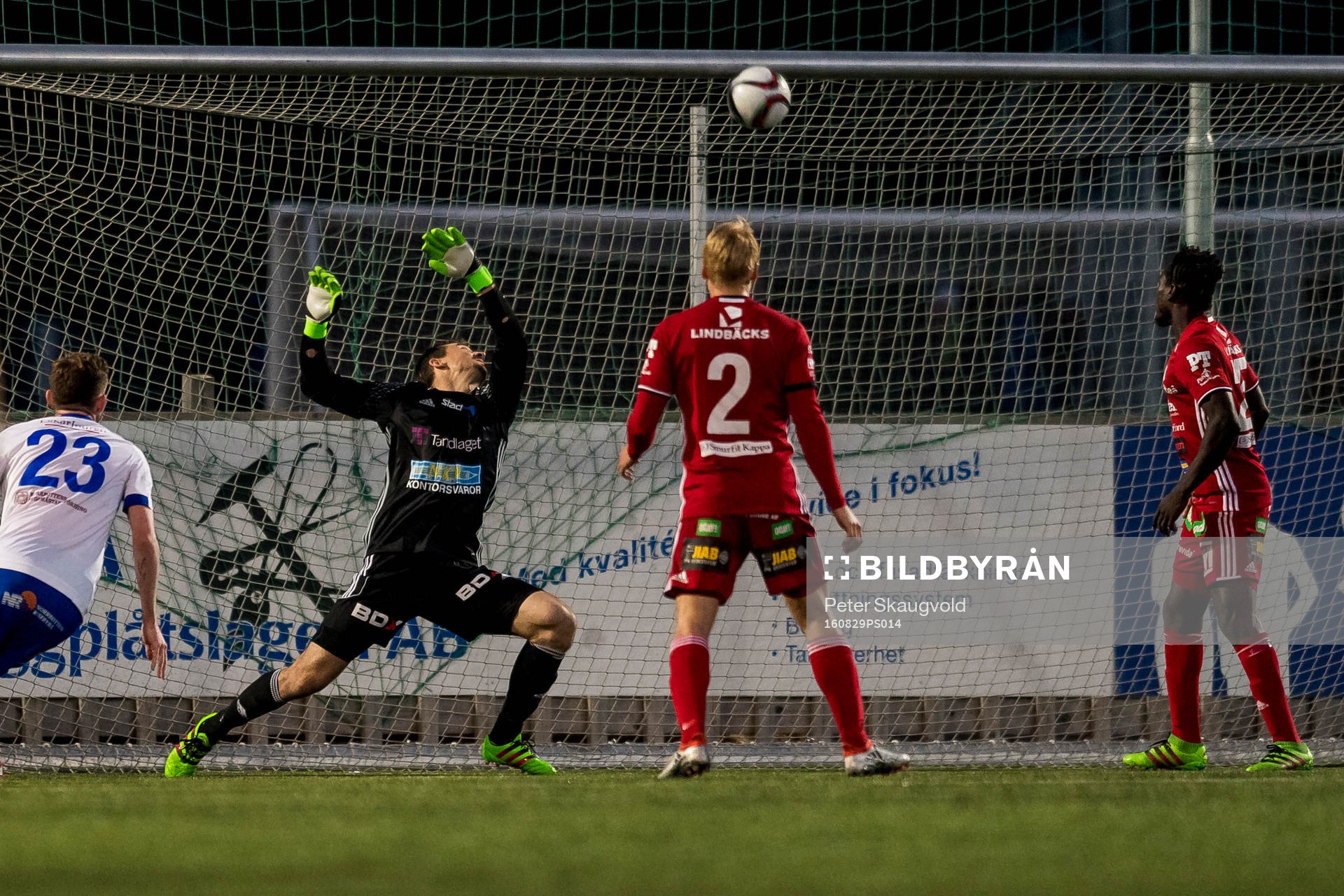 s Karl Cunningham (ej i bild) har ett skott som träffar