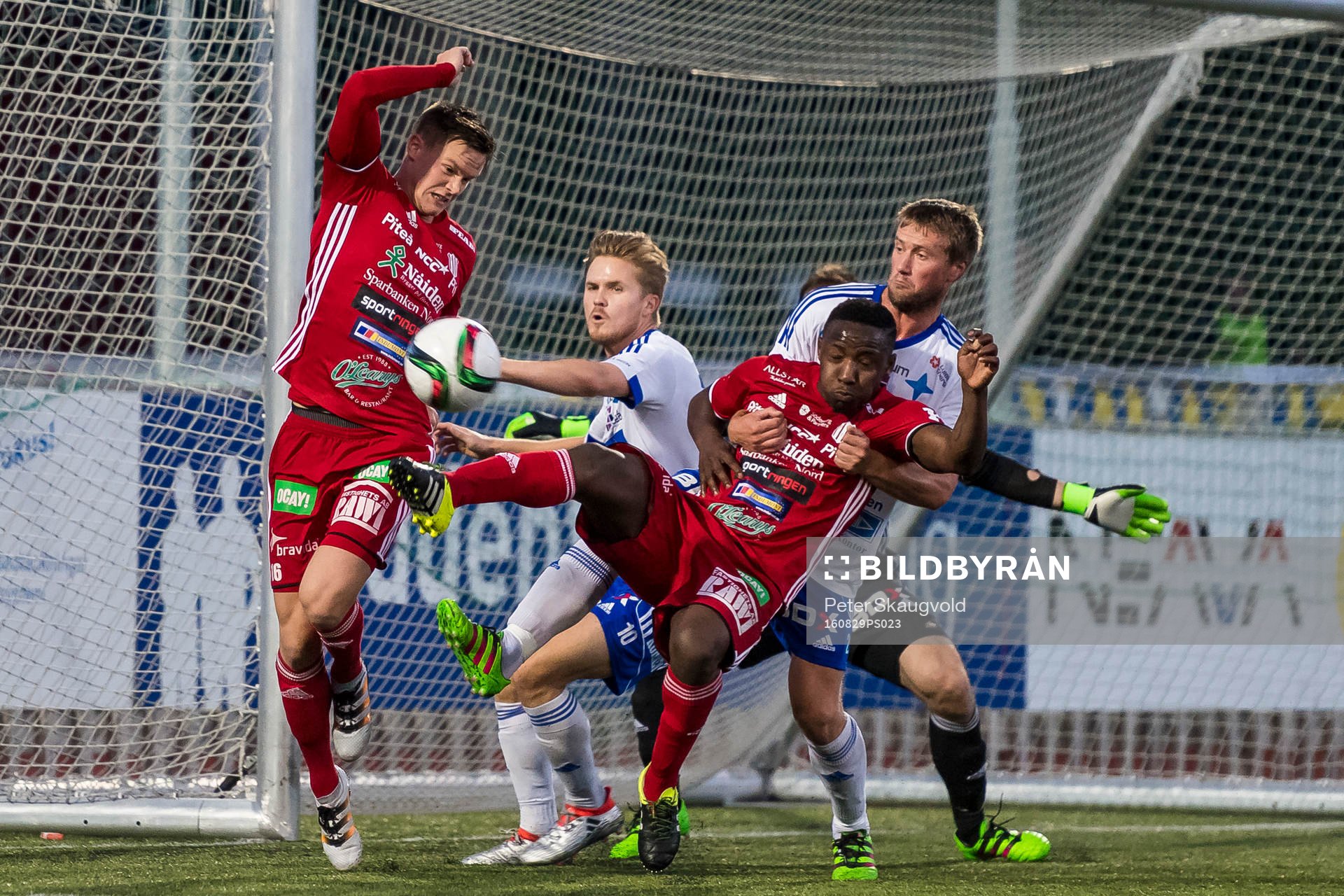 s Yanku Marrah i kamp framför Luleå:s mål