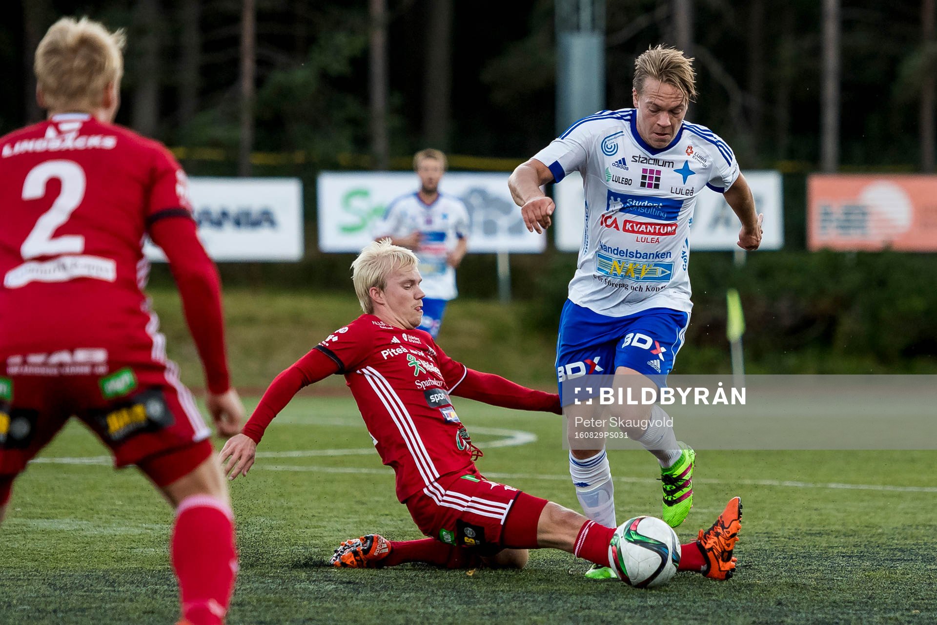 s Kristoffer Thydell tacklar Luleå:s Emil Johansson