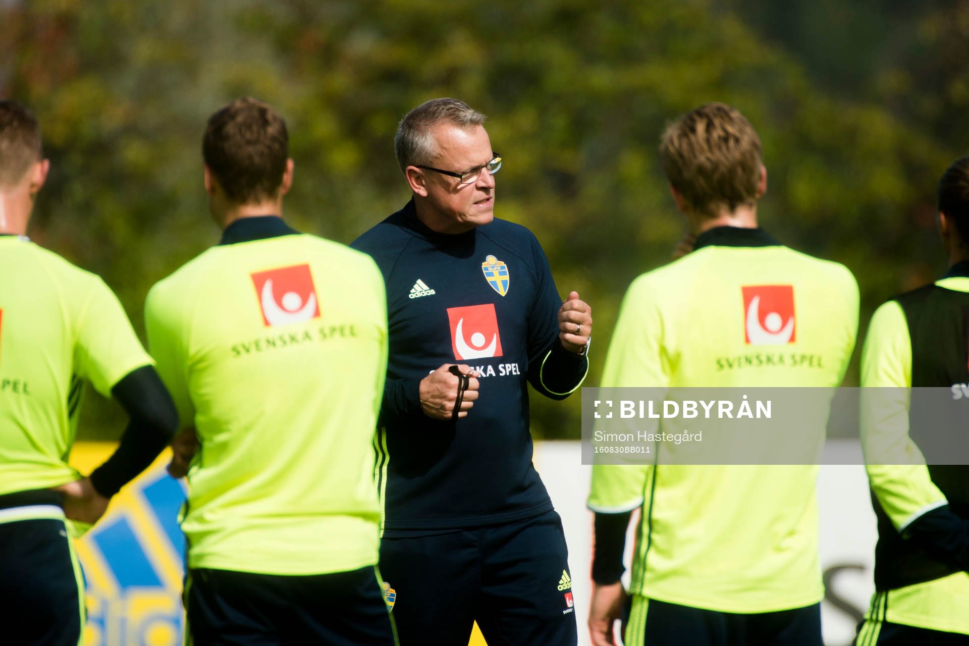 Förbundskapten Janne Andersson i samtal med spelarna