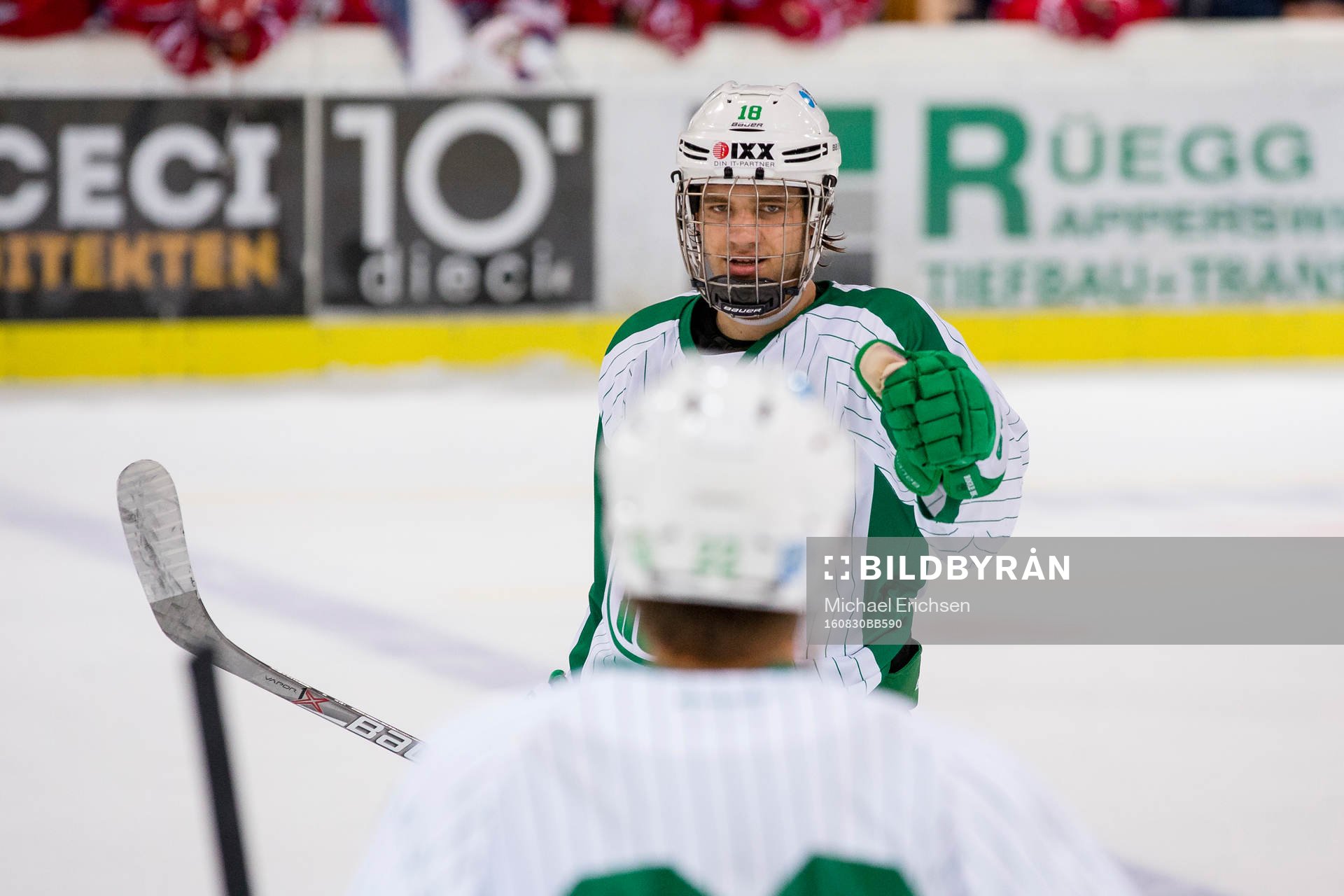 Rögles Timothy Liljegren gratulerar Sebastian Wännström