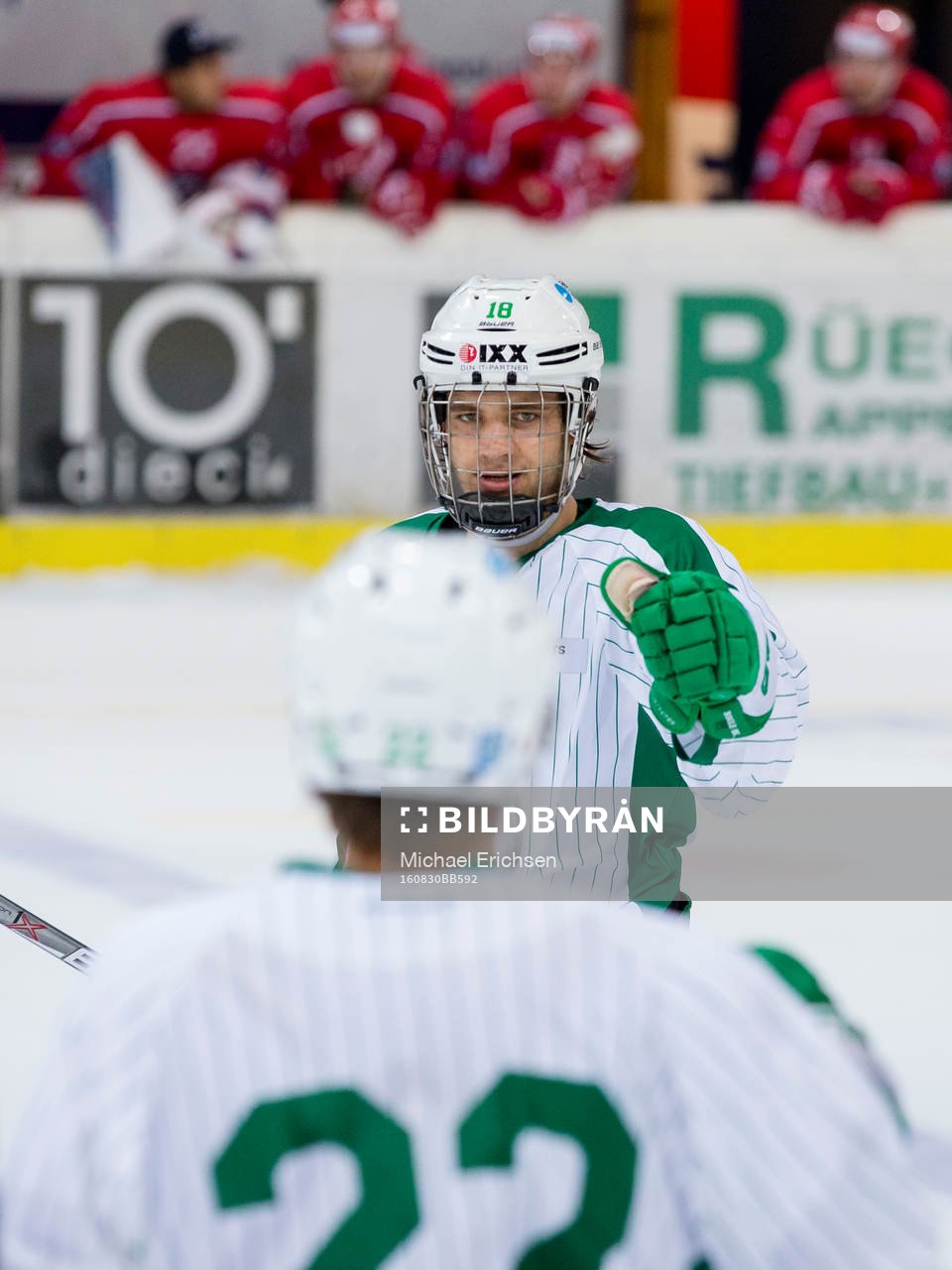 Rögles Timothy Liljegren gratulerar Sebastian Wännström