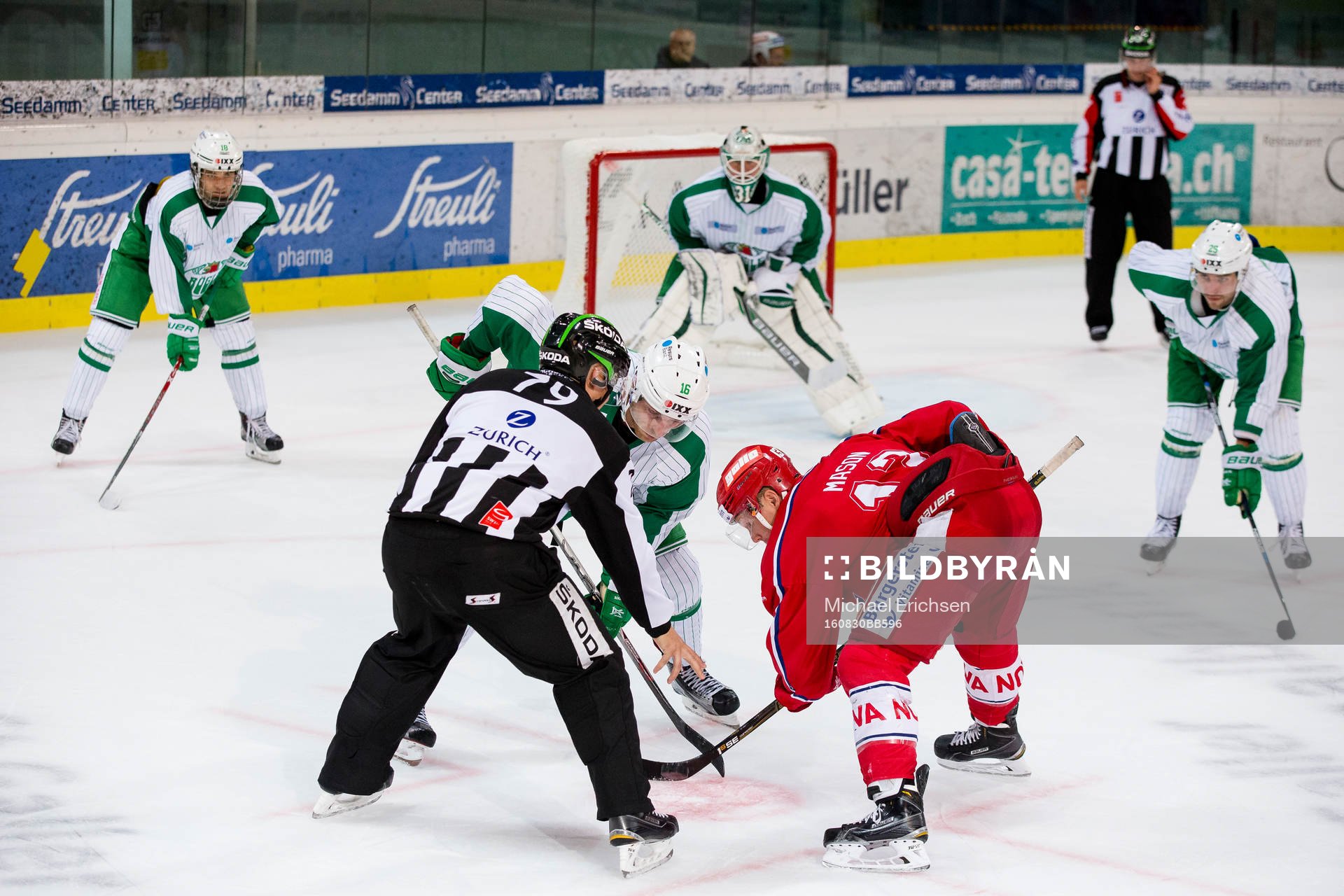 Rögles Christopher Liljewall tekar mot Rapperswil-Jona