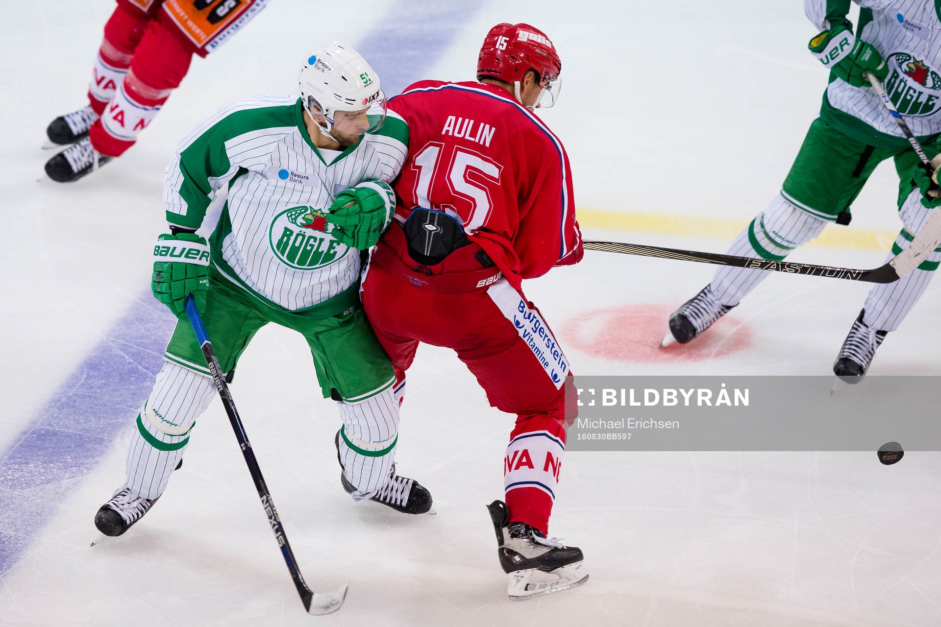 Rögles Dominik Granak tacklar Rapperswil-Jona Lakers Jared