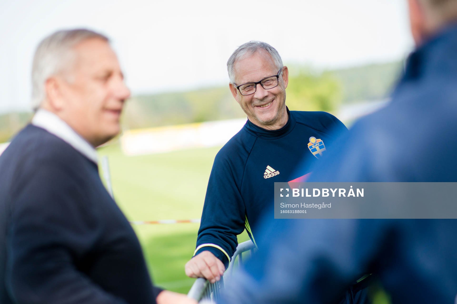 Rådgivare Lars Lagerbäck i samtal med tidigare förbundskapten Tommy Söderberg under en träning med Sveriges fotbollslandslag den 31 augusti 2016 i Stockholm

