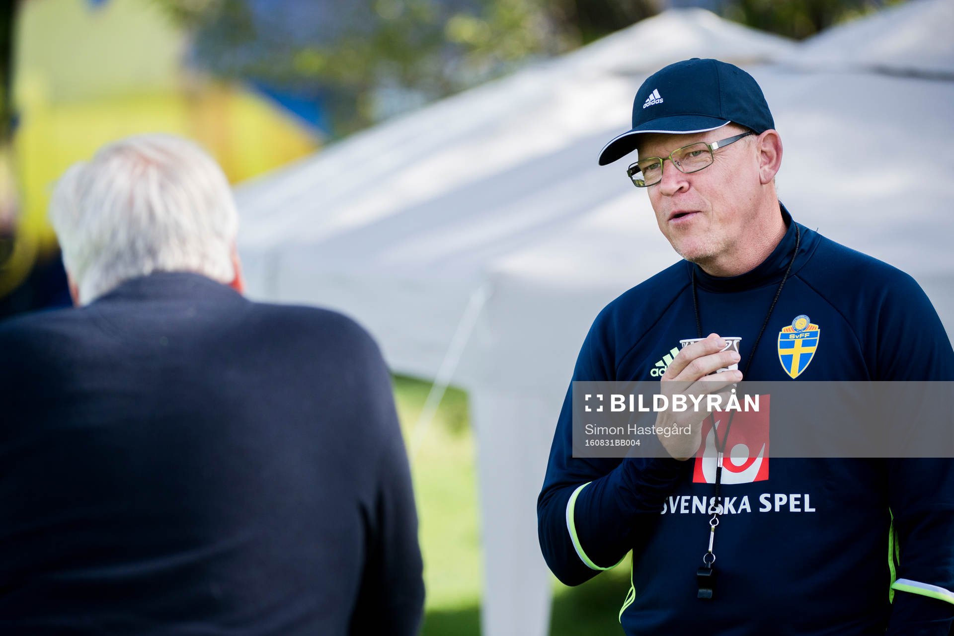 Förbundskapten Janne Andersson i samtal med tidigare