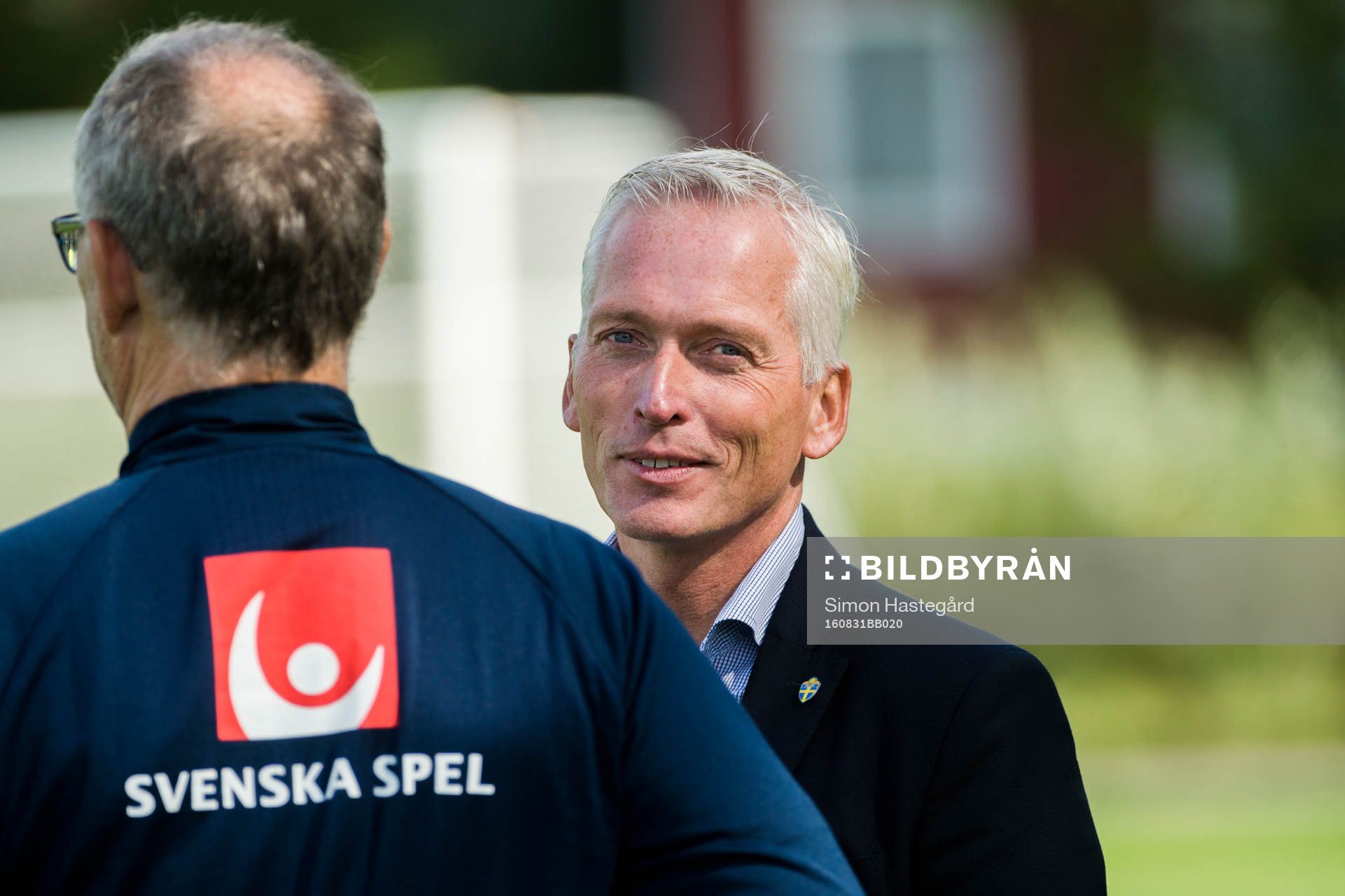 Rådgivare Lars Lagerbäck i samtal med generalsekreterare Håkan Sjöstrand efter en träning med Sveriges fotbollslandslag den 31 augusti 2016 i Stockholm
