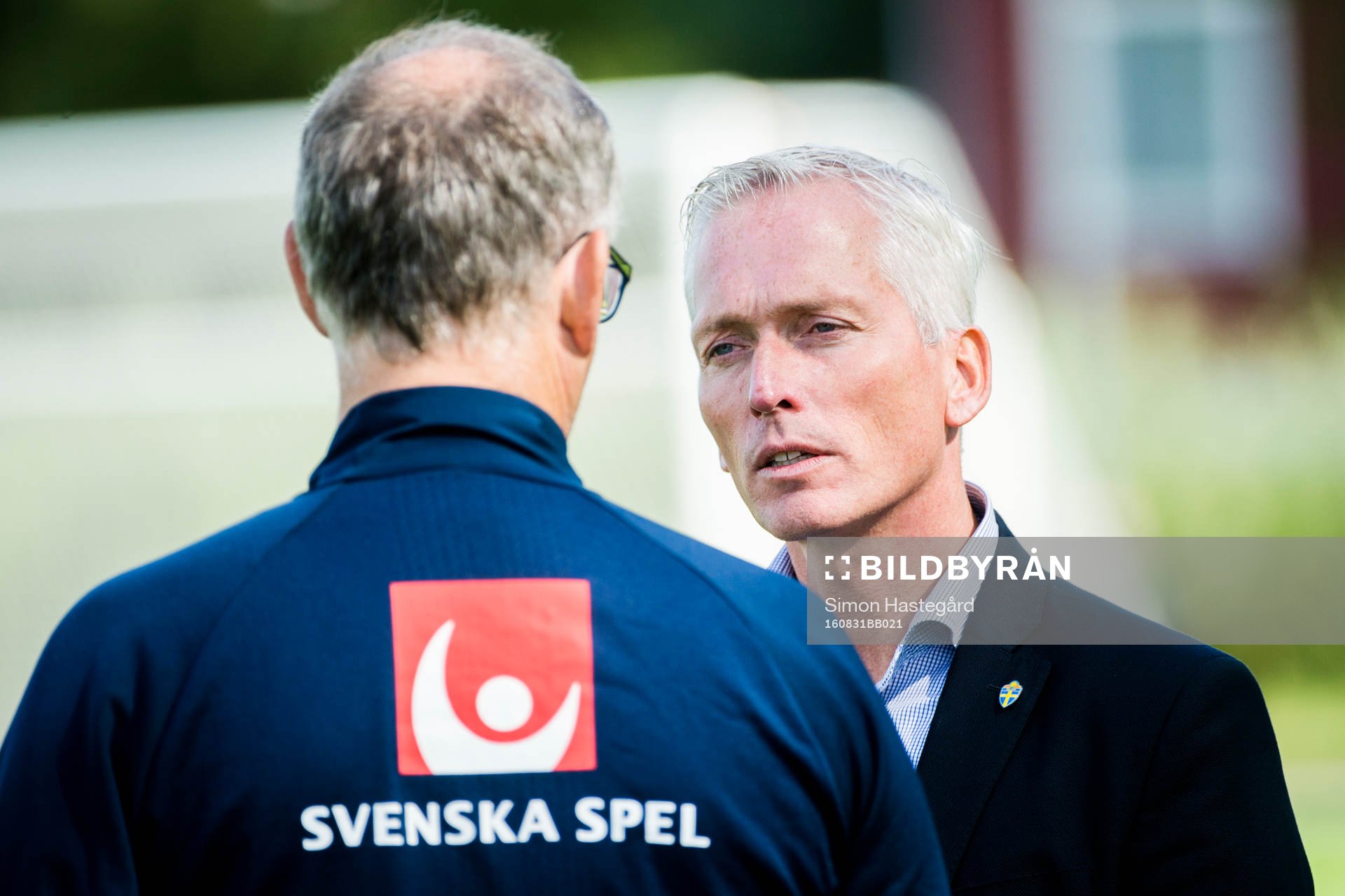 Rådgivare Lars Lagerbäck i samtal med generalsekreterare Håkan Sjöstrand efter en träning med Sveriges fotbollslandslag den 31 augusti 2016 i Stockholm