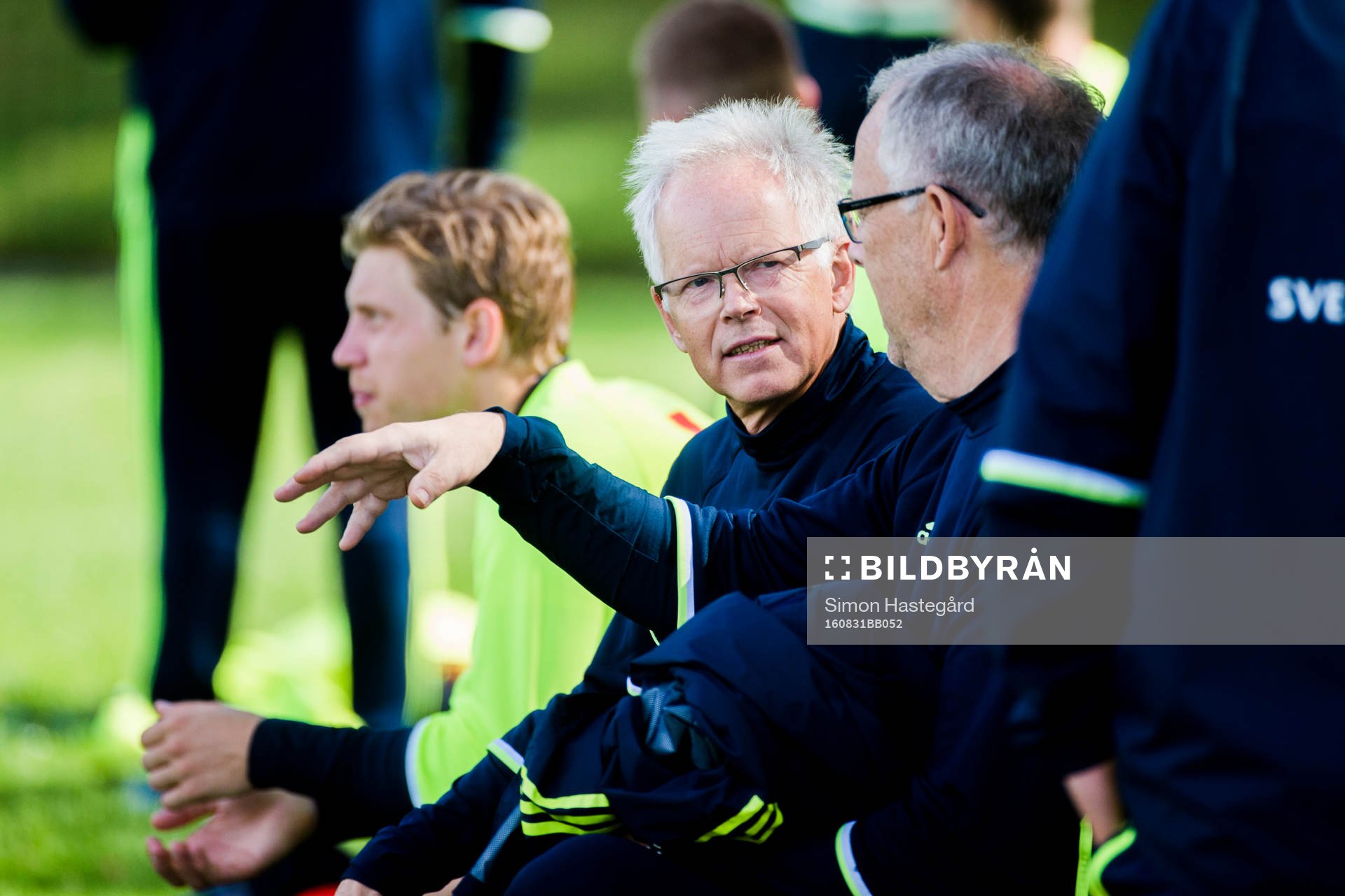 Anders Valentin, läkare i samtal med Rådgivare Lars Lagerbäck under en träning med Sveriges fotbollslandslag den 31 augusti 2016 i Stockholm