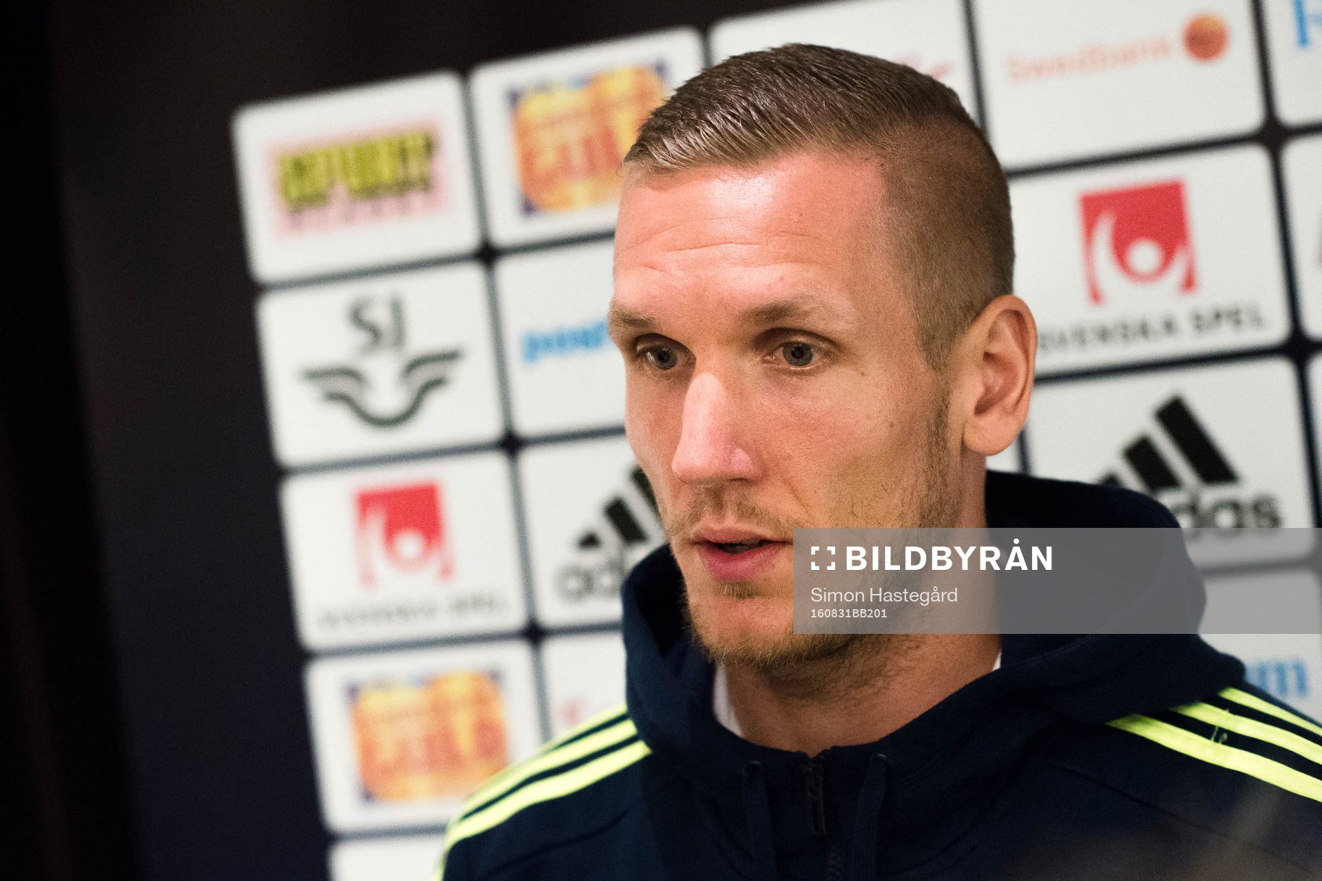 Robin Olsen i mixed zone