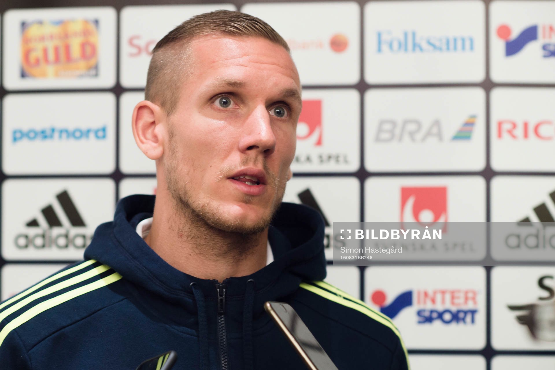 Robin Olsen i mixed zone
