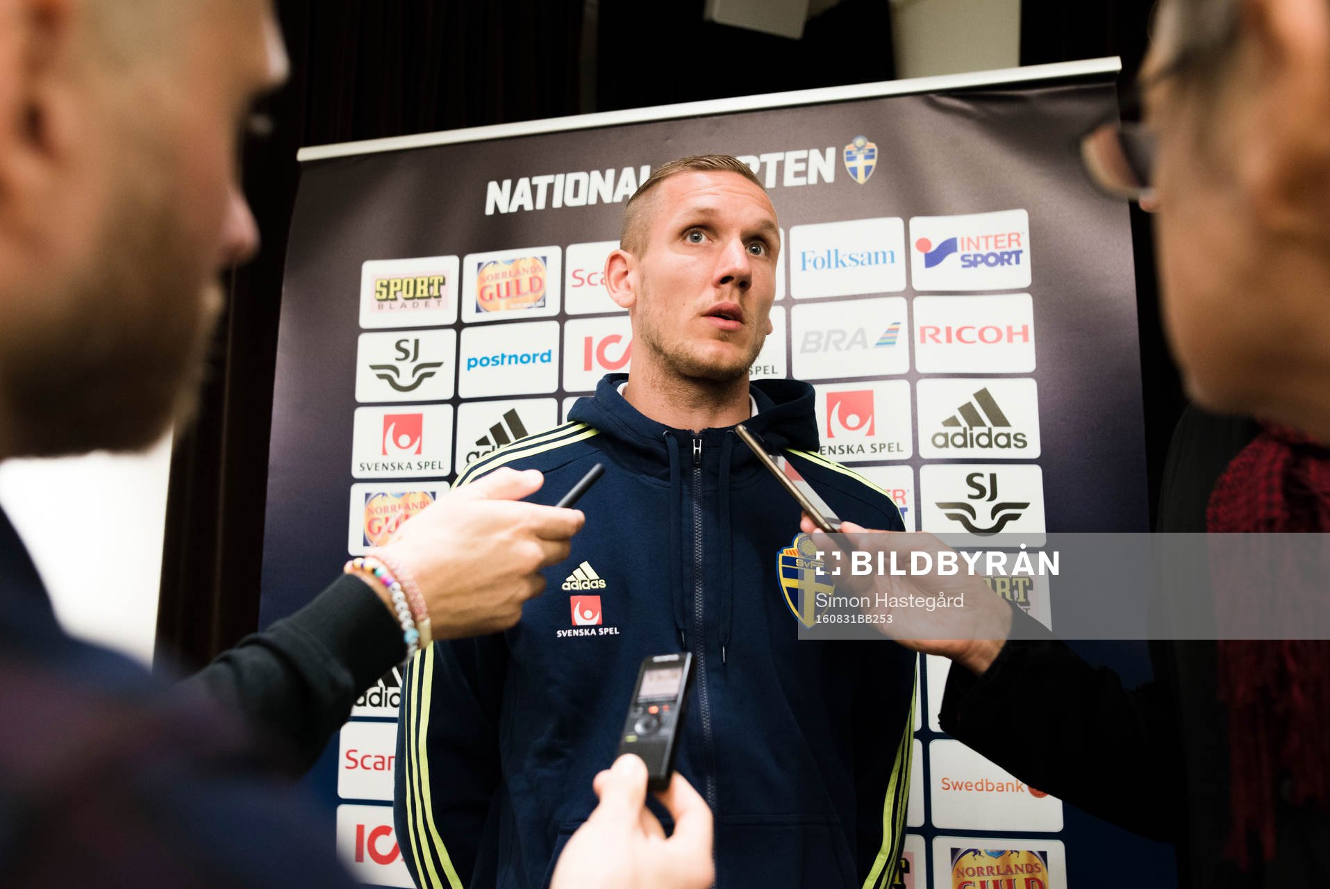 Robin Olsen i mixed zone