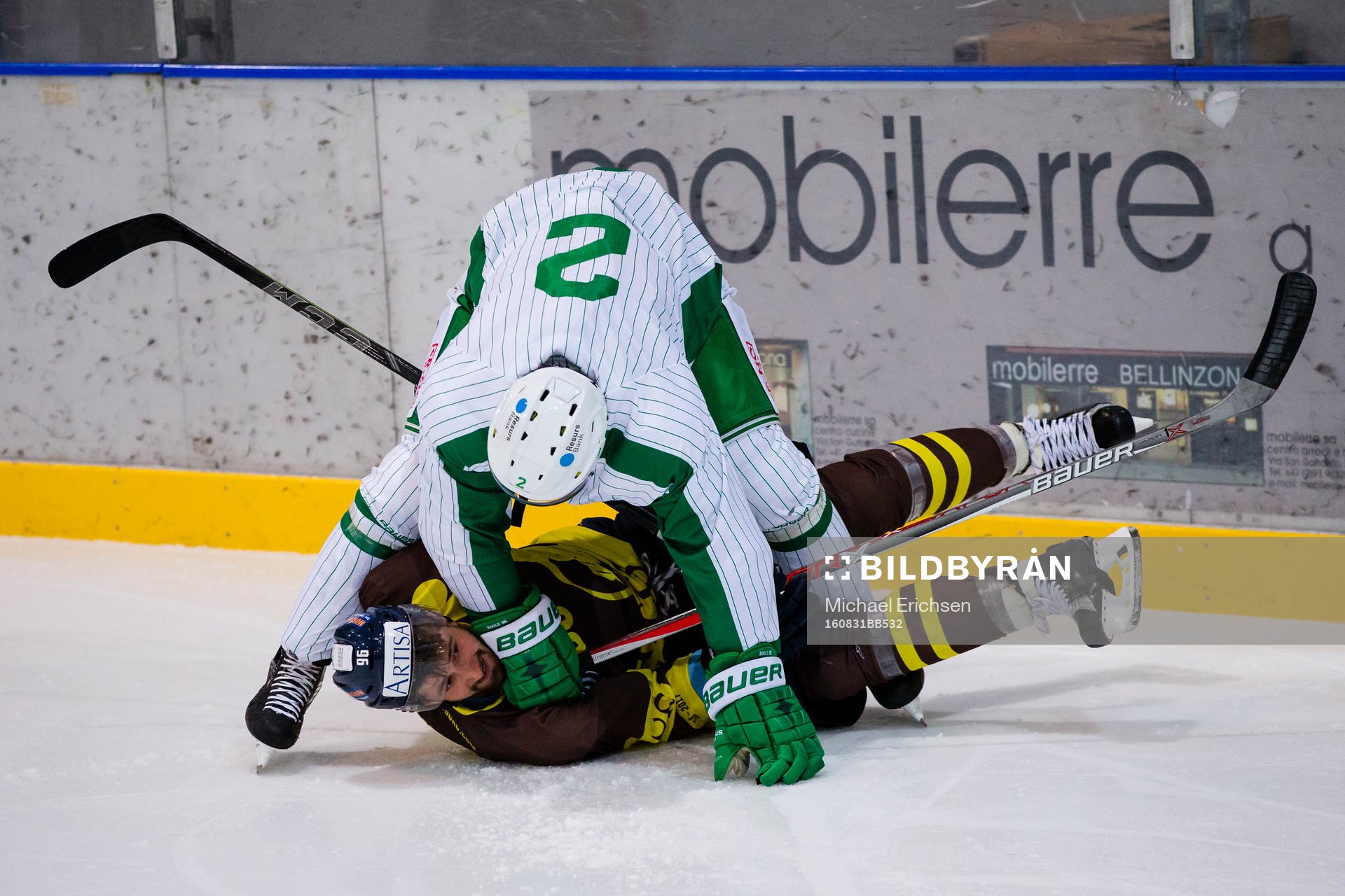 Rögles Anton Cederholm tacklar omkull Ambri-Piottas Adrien
