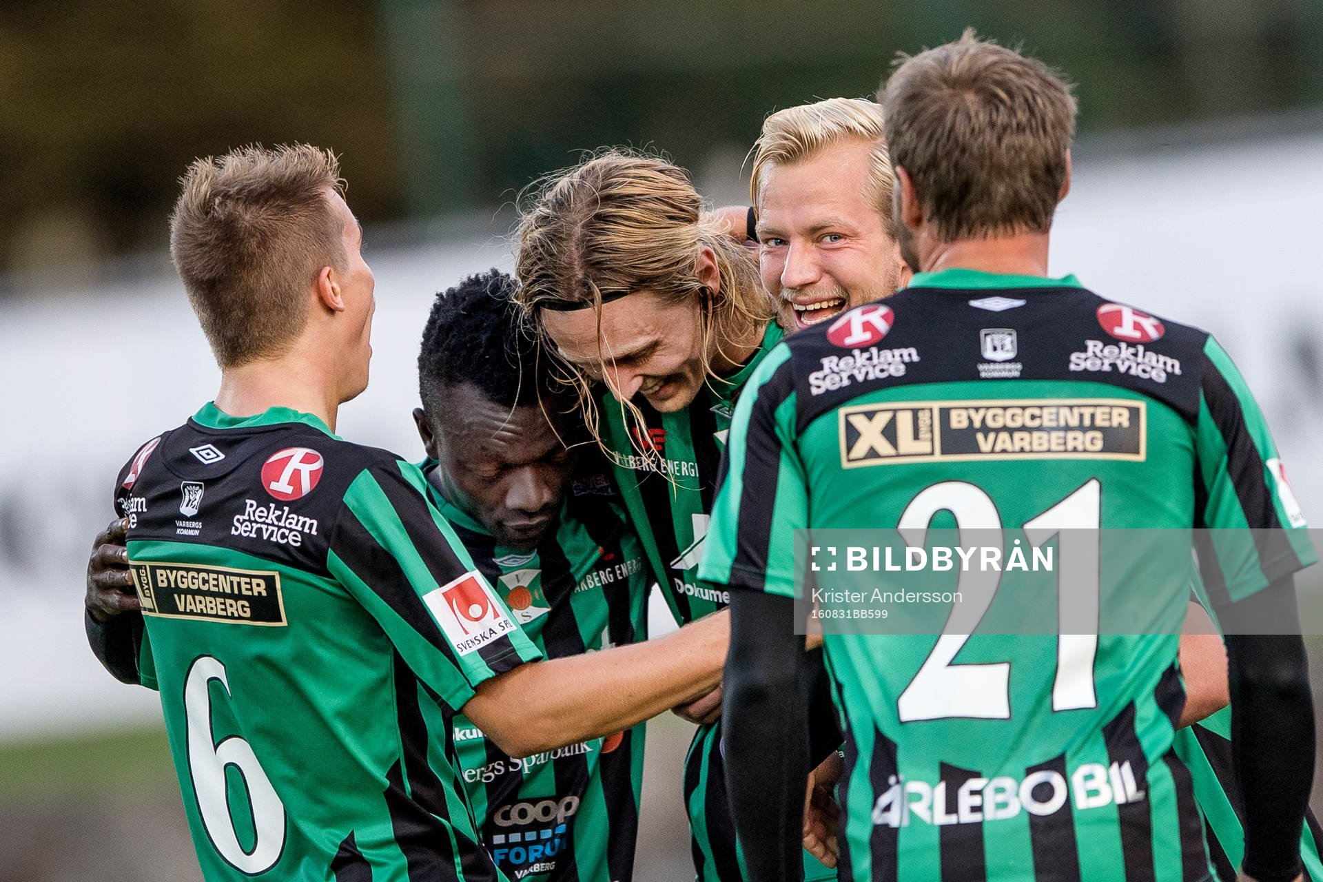 Varbergs Joakim Lindner (mitten) har gjort 1-0 och laget