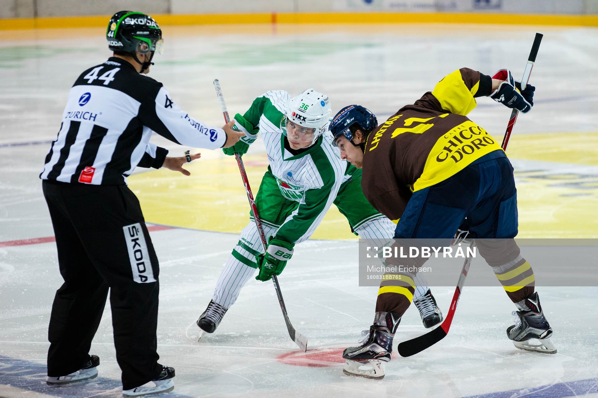 Rögles Filip Karlsson tekar mot Ambri-Piottas Lukas Lhotak