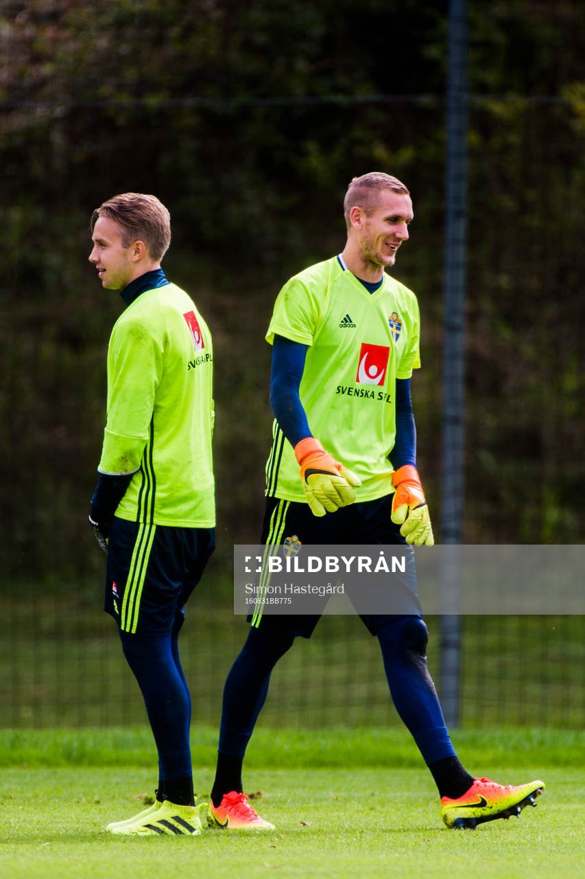 målvakt Patrik Carlgren och målvakt Robin Olsen
