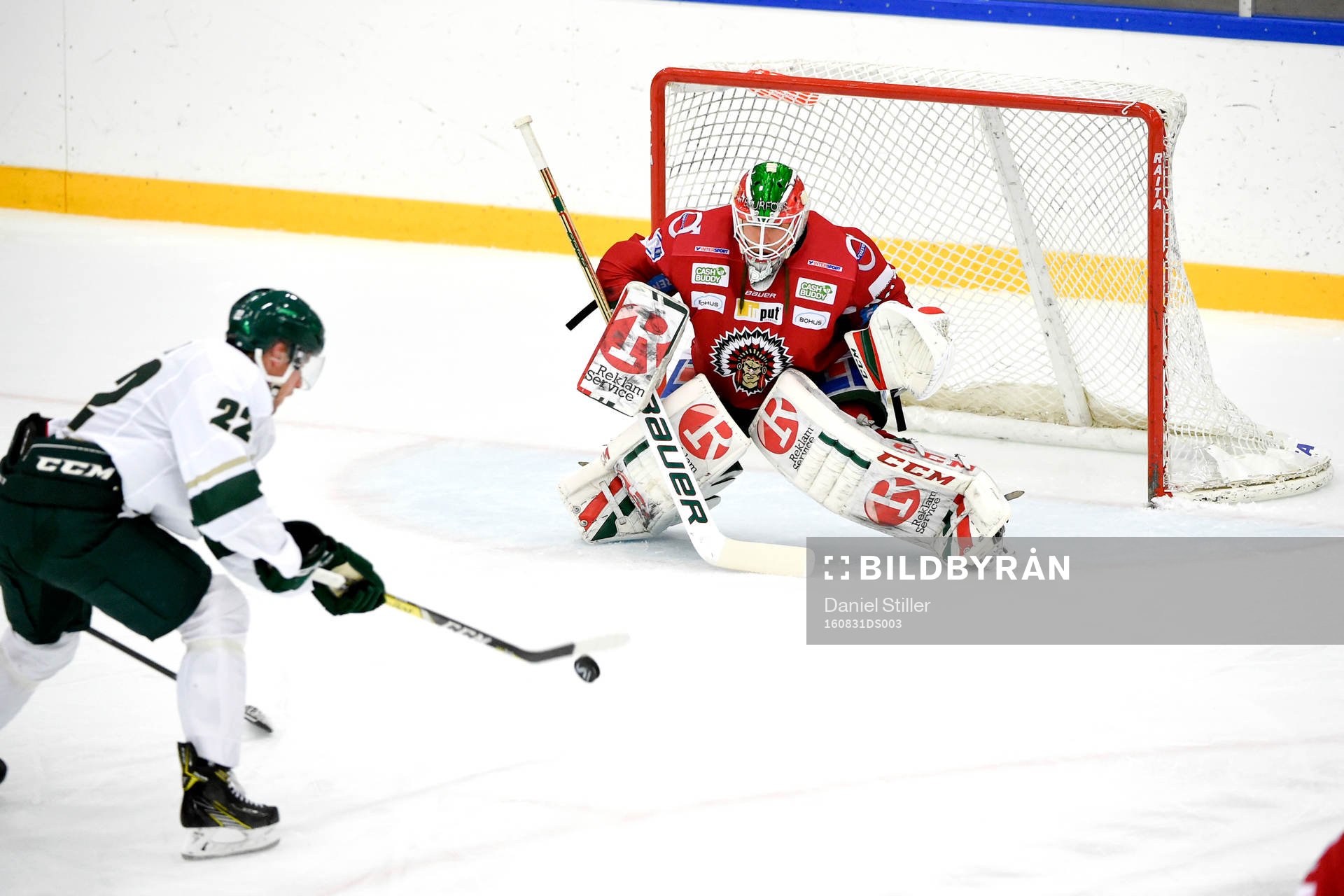 Färjestads Per Åslund kommer fri mot Frölundas målvakt