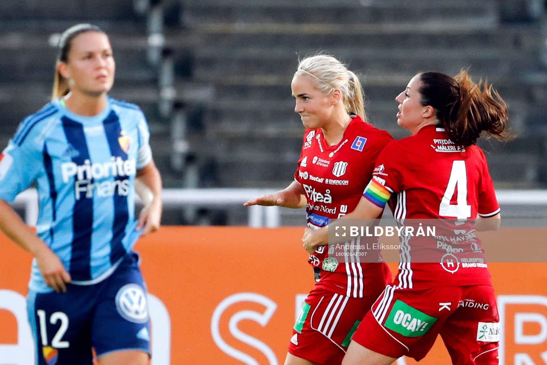 Piteås Irma Helin  och Piteås Josefin Johansson jublar