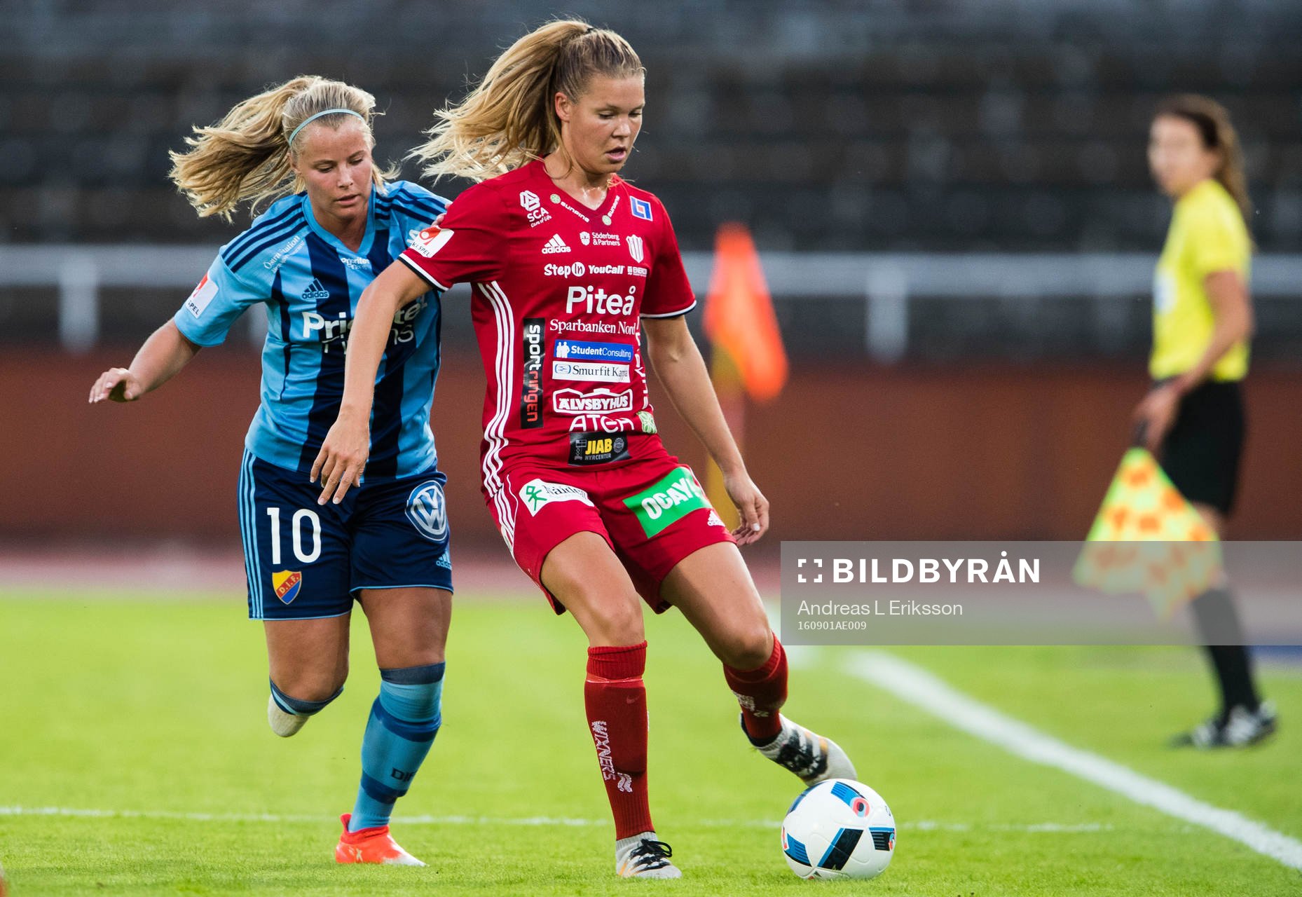 Djurgårdens Madeleine Stegius i kamp om bollen med Piteås