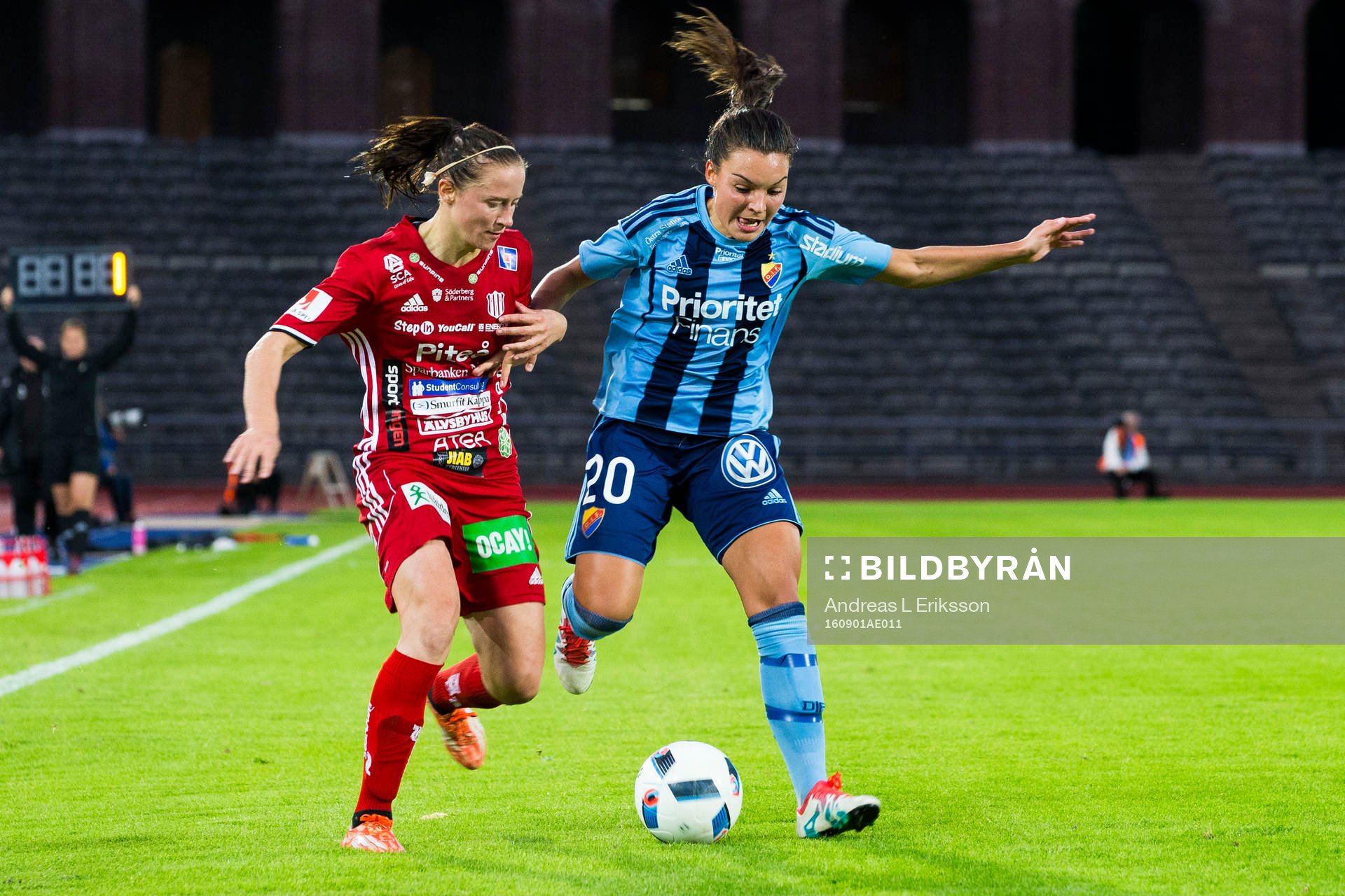 Piteås Lena Blomkvist i kamp om bollen med Djurgårdens Johanna Rytting Kaneryd under fotbollsmatchen i Damallsvenskan mellan Djurgården och Piteå den 1 september 2016 i Stockholm.