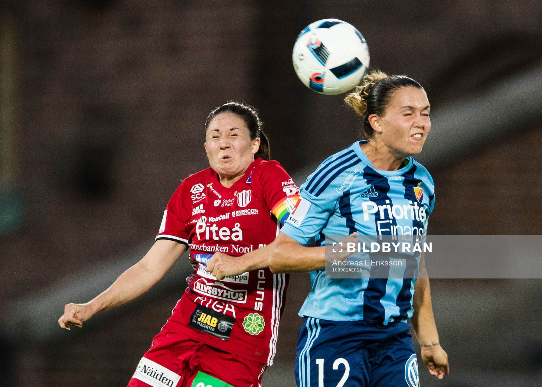 Piteås Josefin Johansson i en nickduell med Djurgårdens Emilia Appelqvist under fotbollsmatchen i Damallsvenskan mellan Djurgården och Piteå den 1 september 2016 i Stockholm.