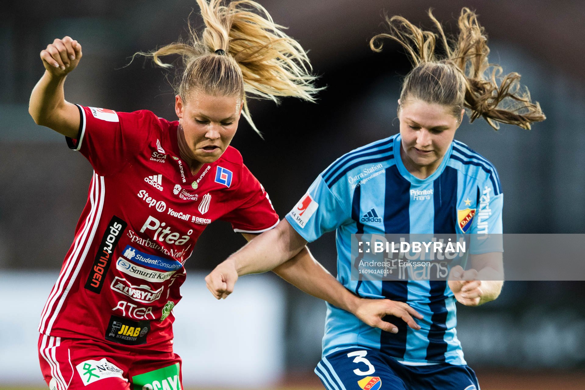 Piteås Nina Jakobsson i en närkamp med Djurgårdens Kim