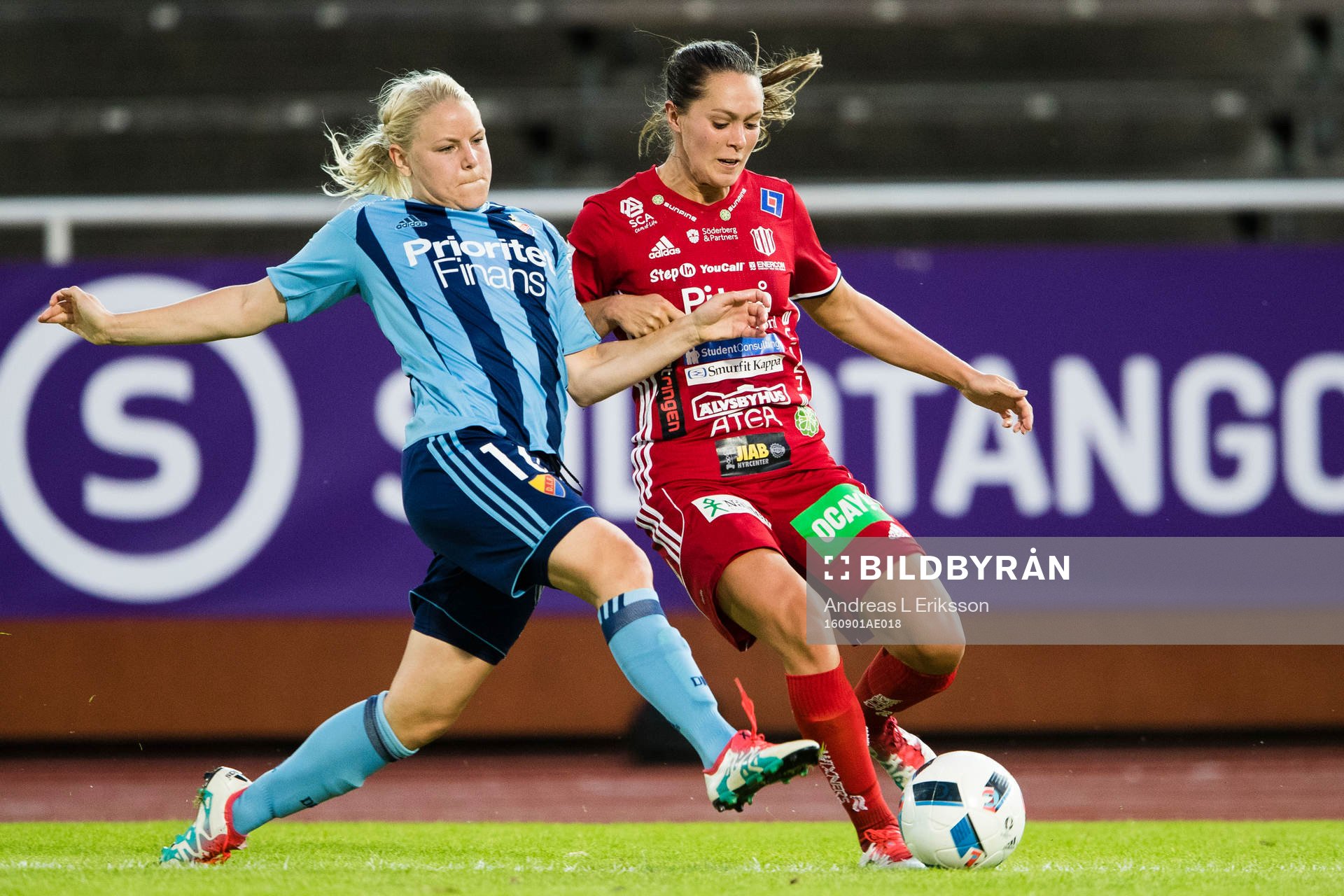 Djurgårdens Sofia Nilsson i kamp om bollen med Piteås