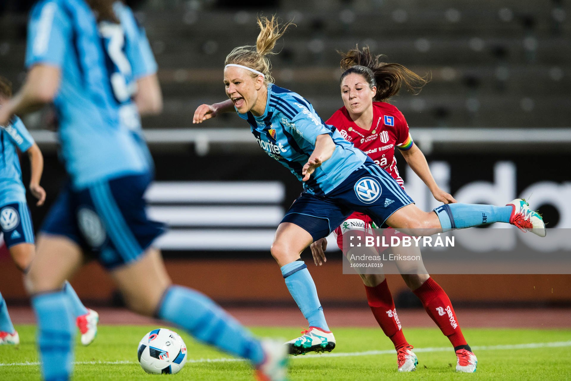 Djurgårdens Katrin Schmidt går omkull i en närkamp med