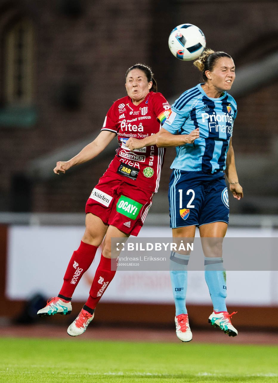 Piteås Josefin Johansson i en nickduell med Djurgårdens Emilia Appelqvist under fotbollsmatchen i Damallsvenskan mellan Djurgården och Piteå den 1 september 2016 i Stockholm.