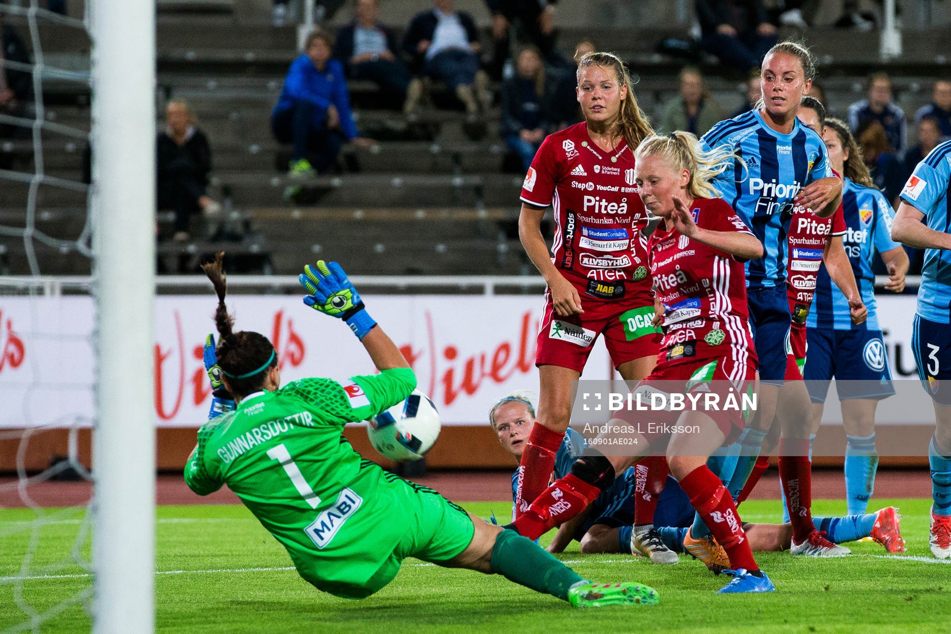 Piteås Elin Bragnum  med ett skott som Djurgårdens