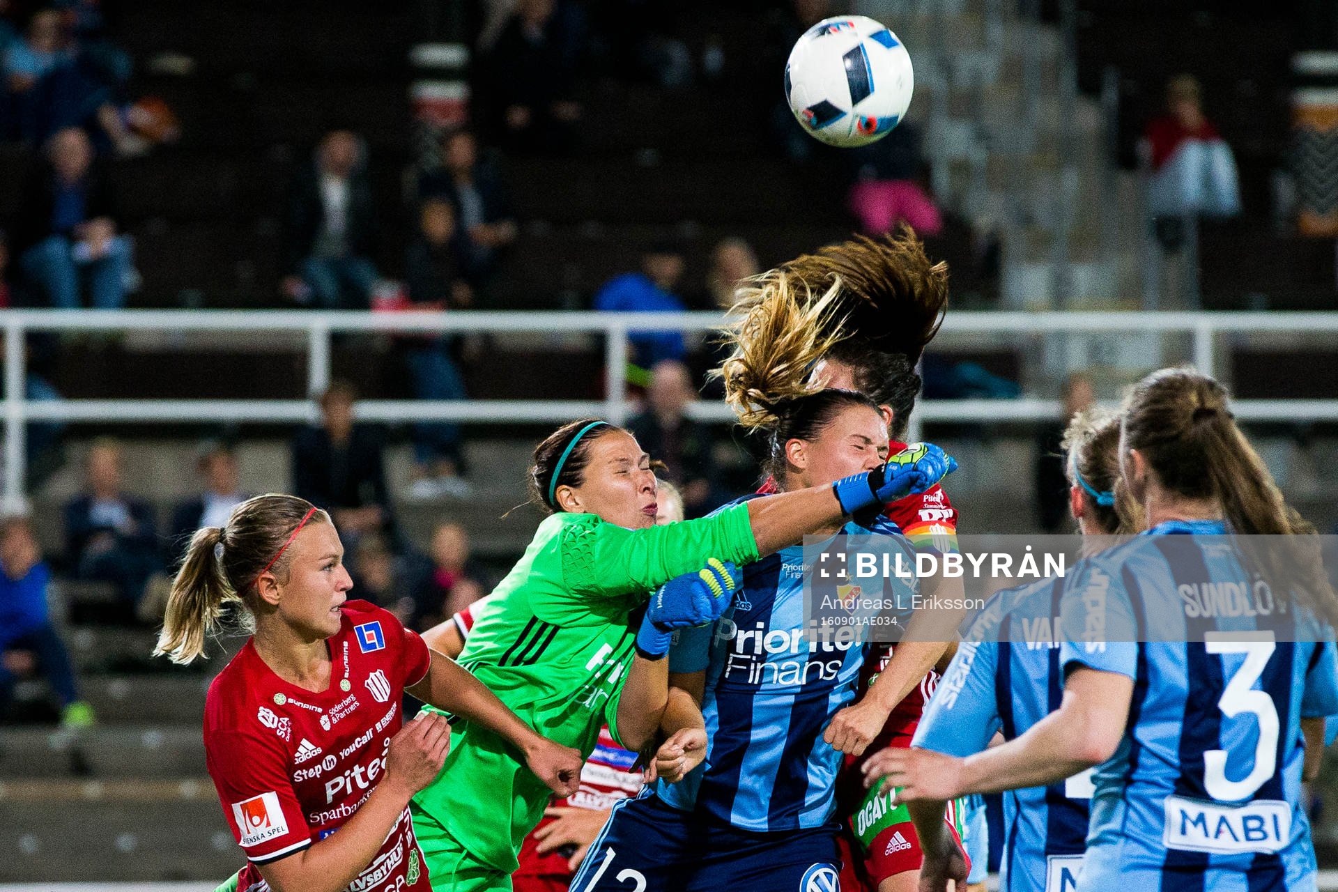 Djurgårdens målvakt Gudbjörg Gunnarsdottir boxar bort