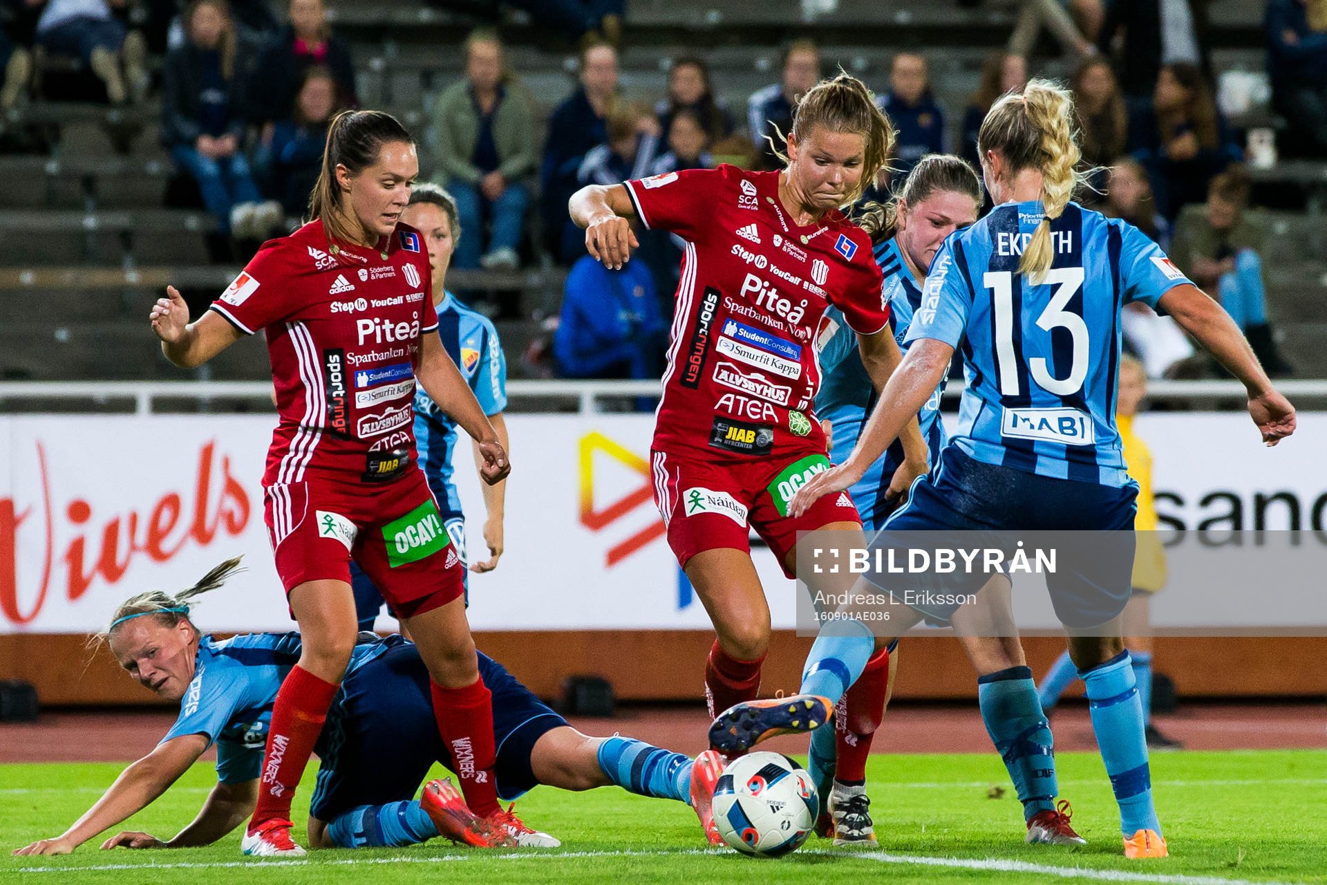 Piteås Nina Jakobsson i ett försök att ta sig förbi