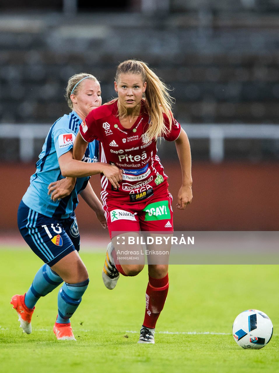 Djurgårdens Madeleine Stegius i kamp om bollen med Piteås