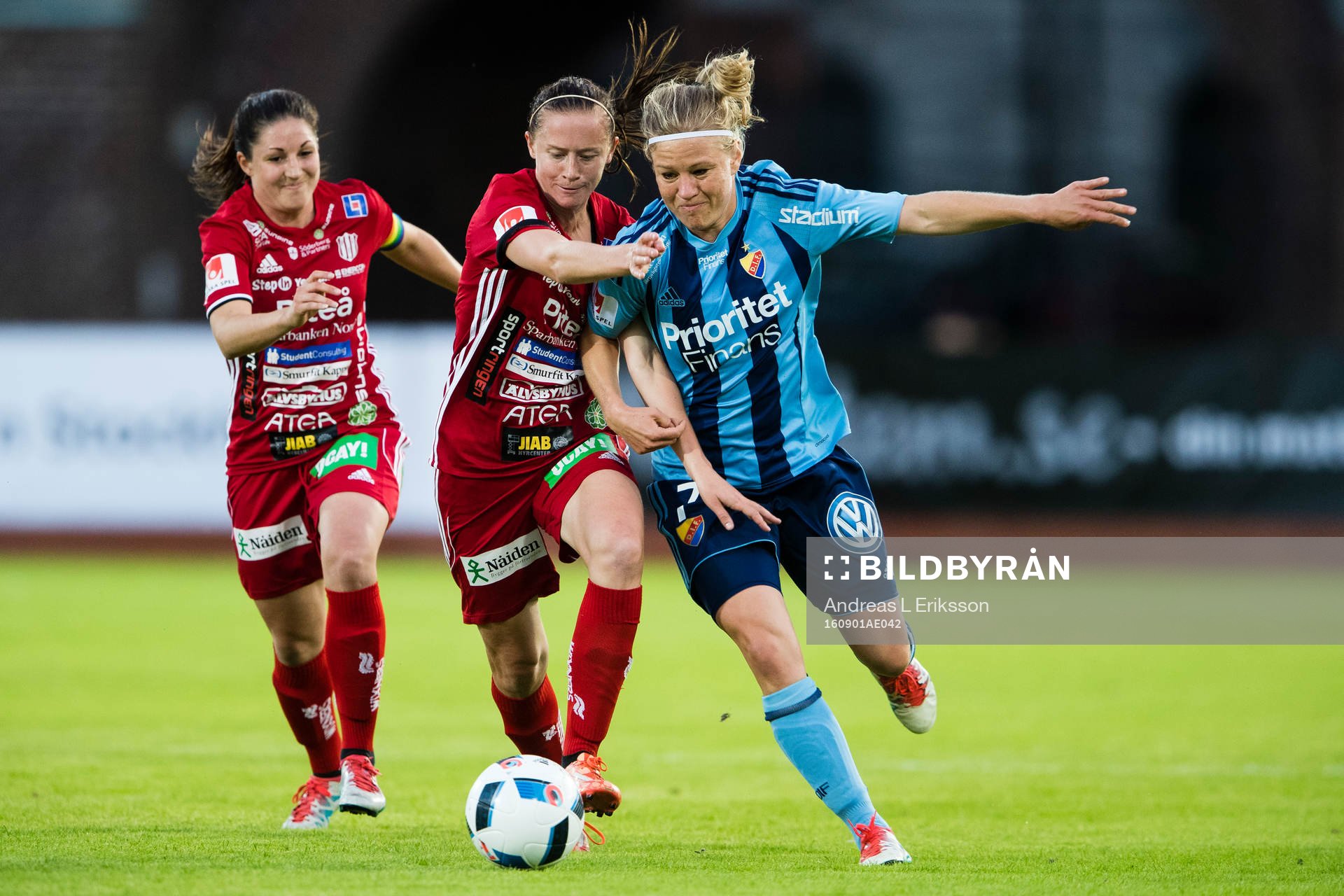 Piteås Lena Blomkvist i kamp om bollen Djurgårdens Katrin Schmidt under fotbollsmatchen i Damallsvenskan mellan Djurgården och Piteå den 1 september 2016 i Stockholm.
