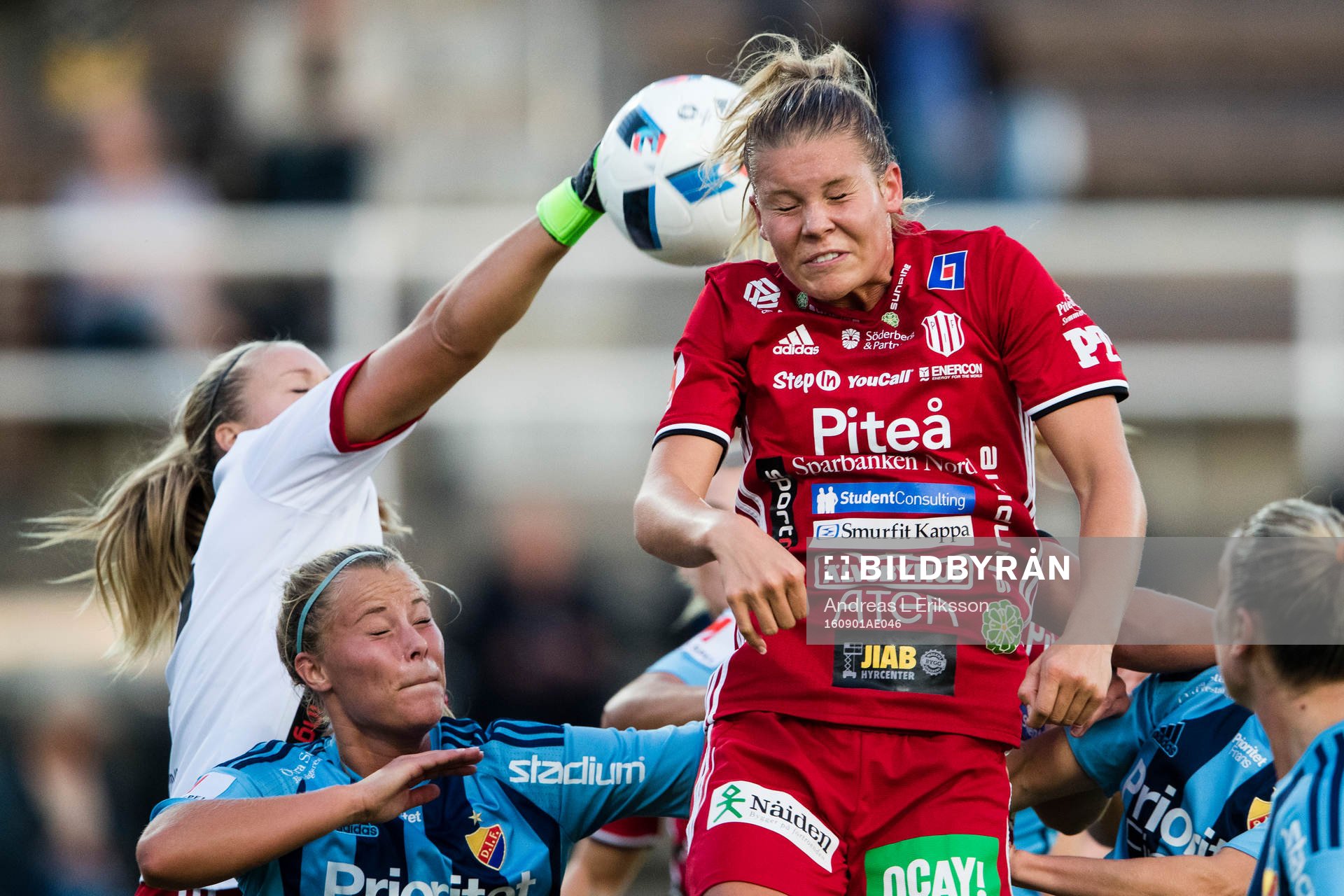 Piteås målvakt Hilda Carlén och Nina Jakobsson på en