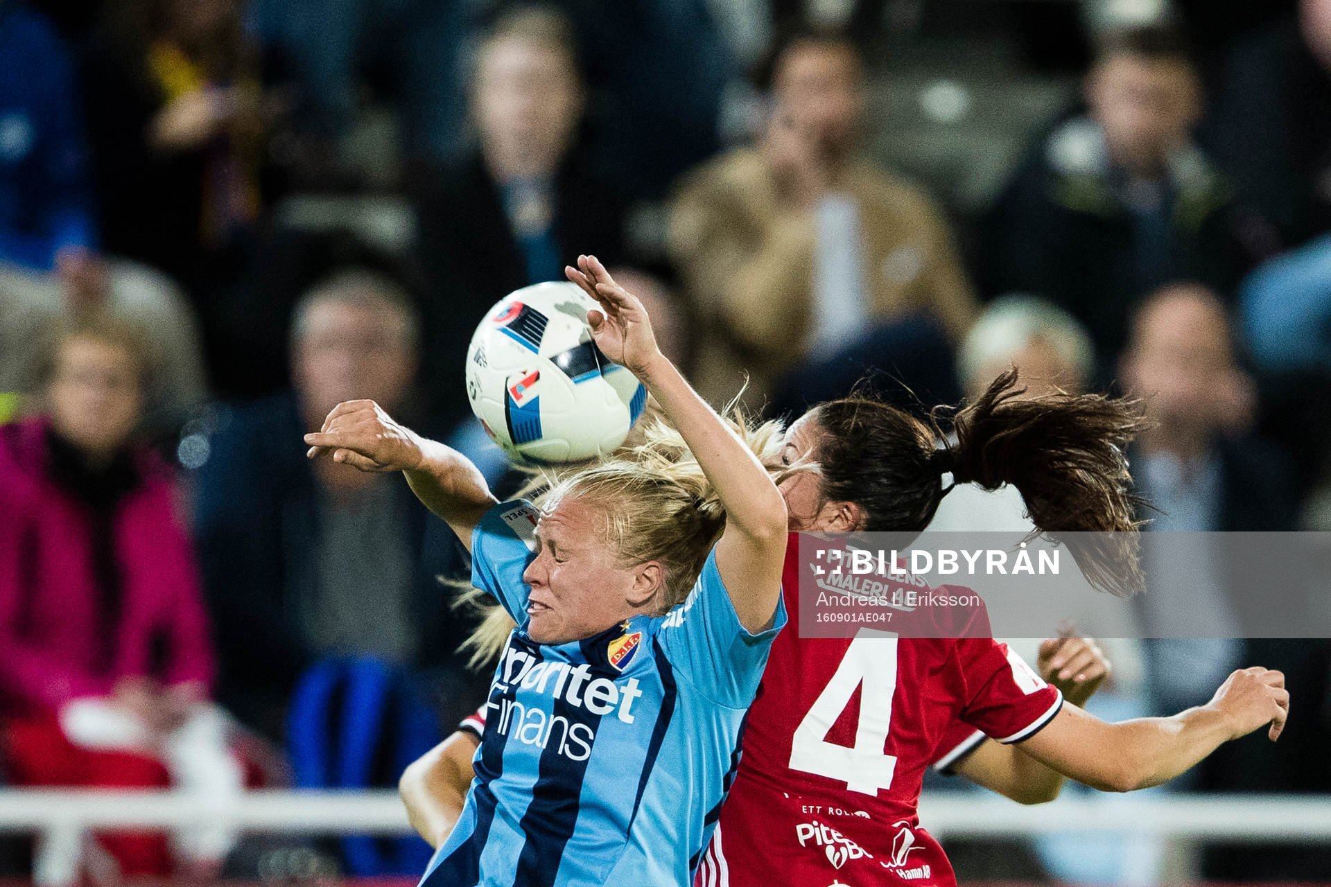 Djurgårdens Michaela van den Bulk i en nickduell med Piteås Josefin Johansson under fotbollsmatchen i Damallsvenskan mellan Djurgården och Piteå den 1 september 2016 i Stockholm.