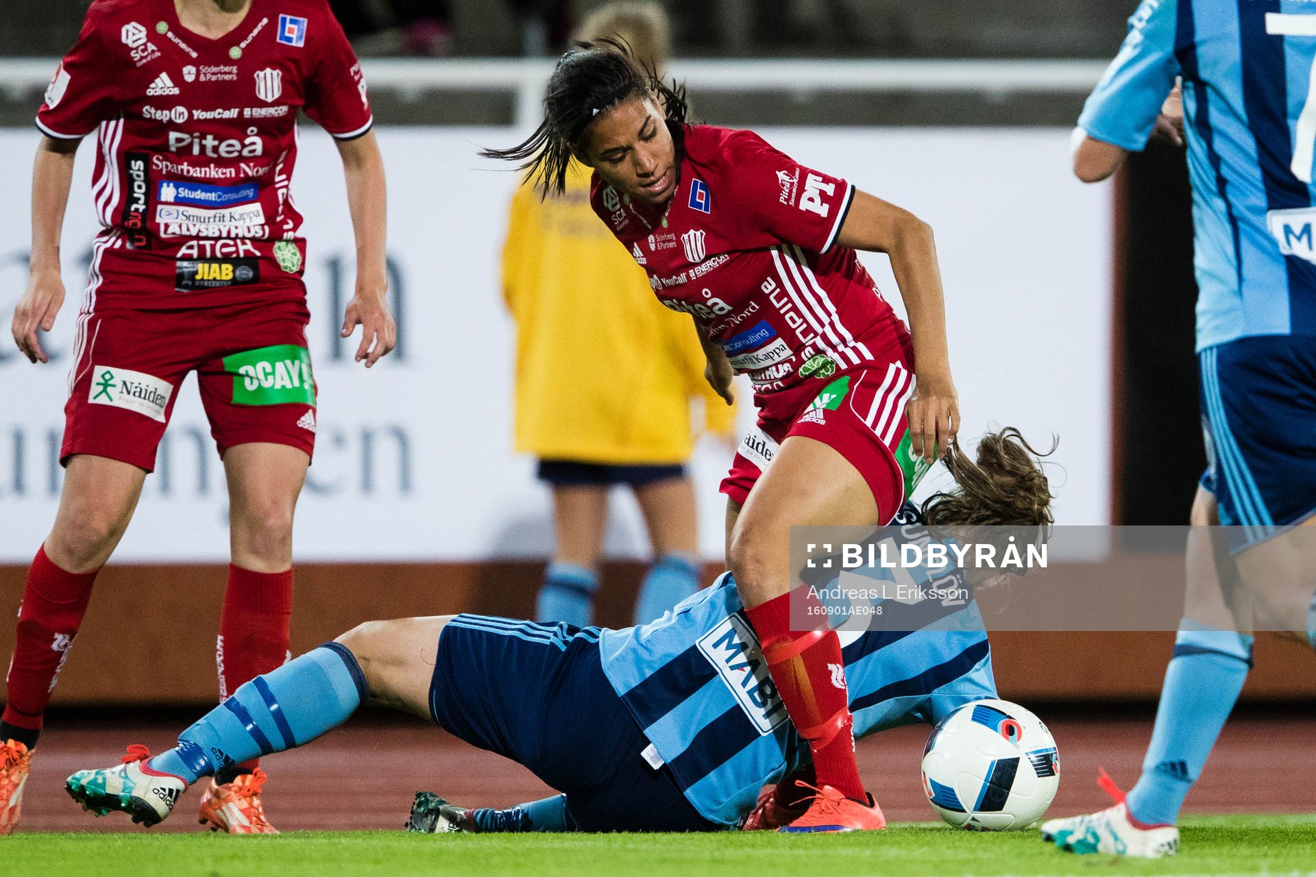 Piteås Tempest-Marie Norlin i kamp om bollen med Djurgårdens Kim Sundlöv under fotbollsmatchen i Damallsvenskan mellan Djurgården och Piteå den 1 september 2016 i Stockholm.