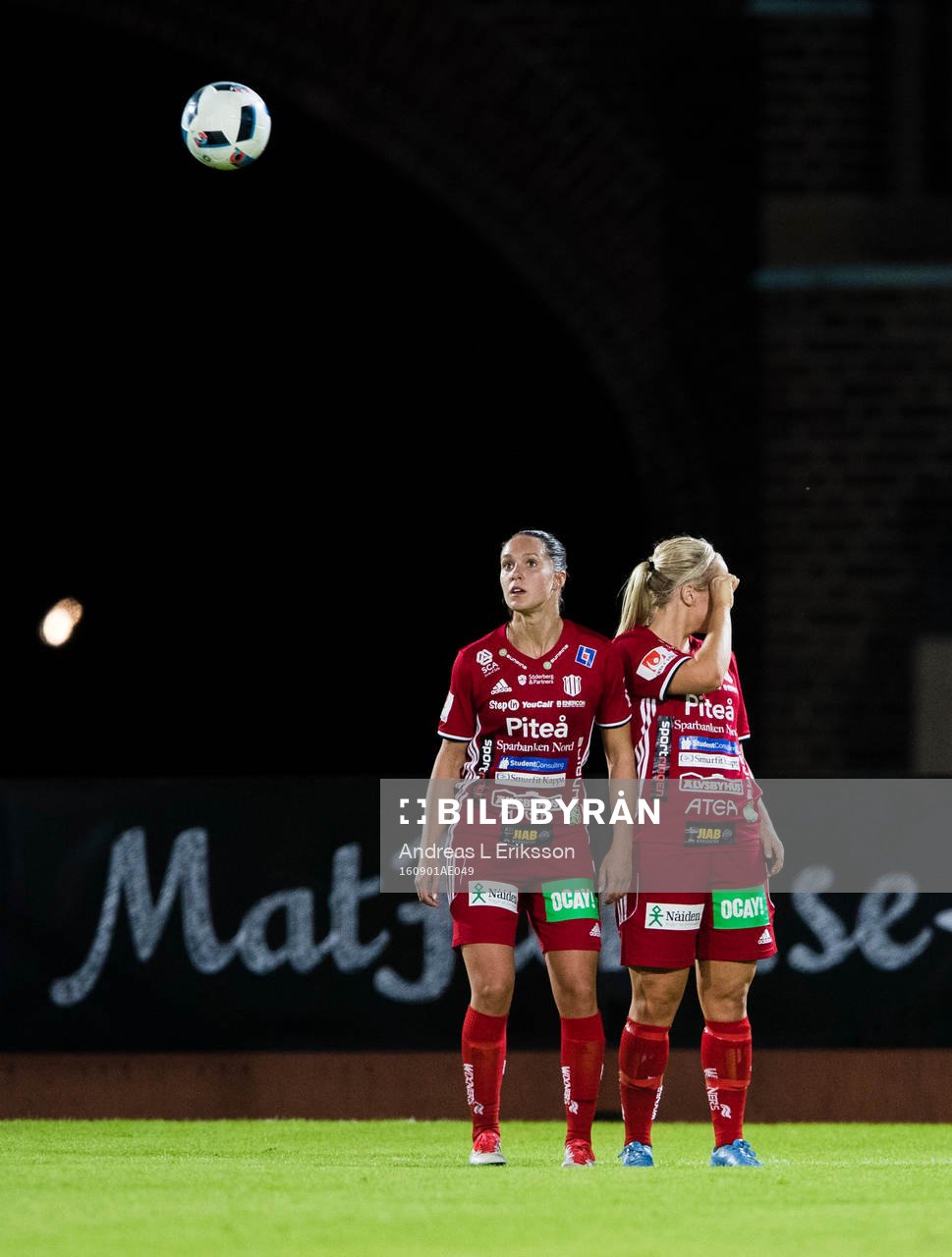 Piteås Felicia Karlsson och Irma Helin i muren under en frispark under fotbollsmatchen i Damallsvenskan mellan Djurgården och Piteå den 1 september 2016 i Stockholm.