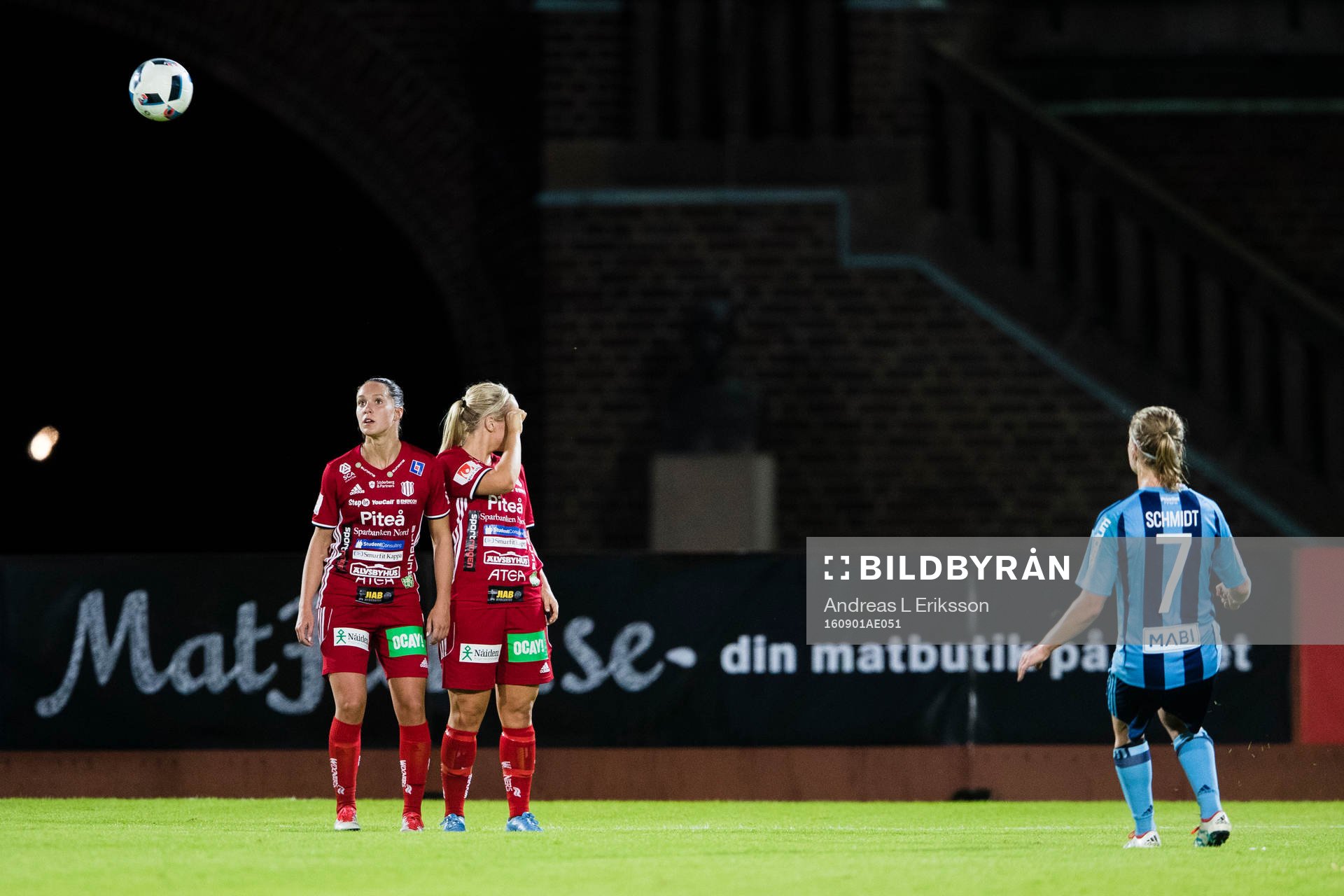 Piteås Felicia Karlsson och Irma Helin i muren