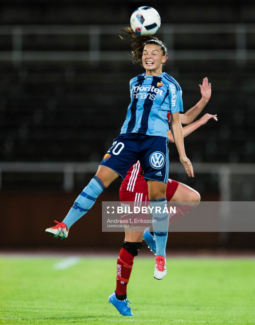 Djurgårdens Johanna Rytting Kaneryd i en nickduell med