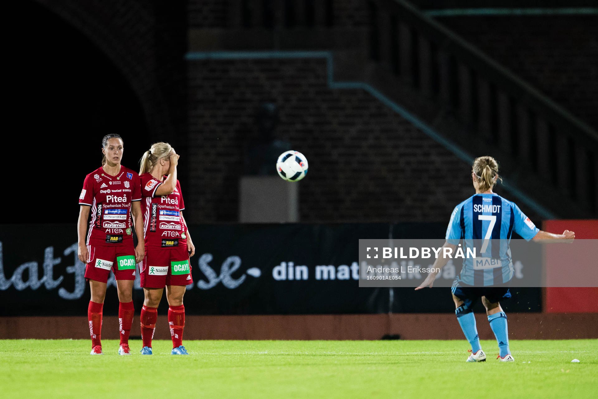 Piteås Felicia Karlsson och Irma Helin i muren