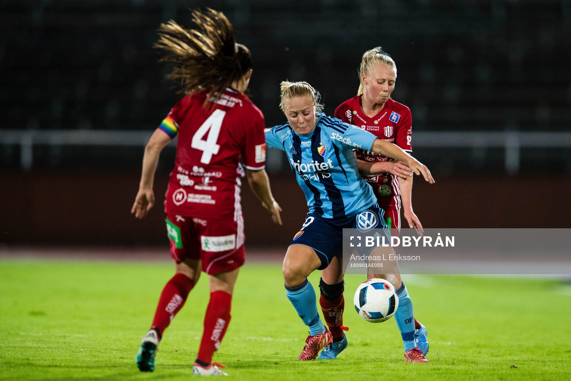 Djurgårdens Mia Jalkerud i kamp om bollen med Piteås Elin Bragnum under fotbollsmatchen i Damallsvenskan mellan Djurgården och Piteå den 1 september 2016 i Stockholm.
