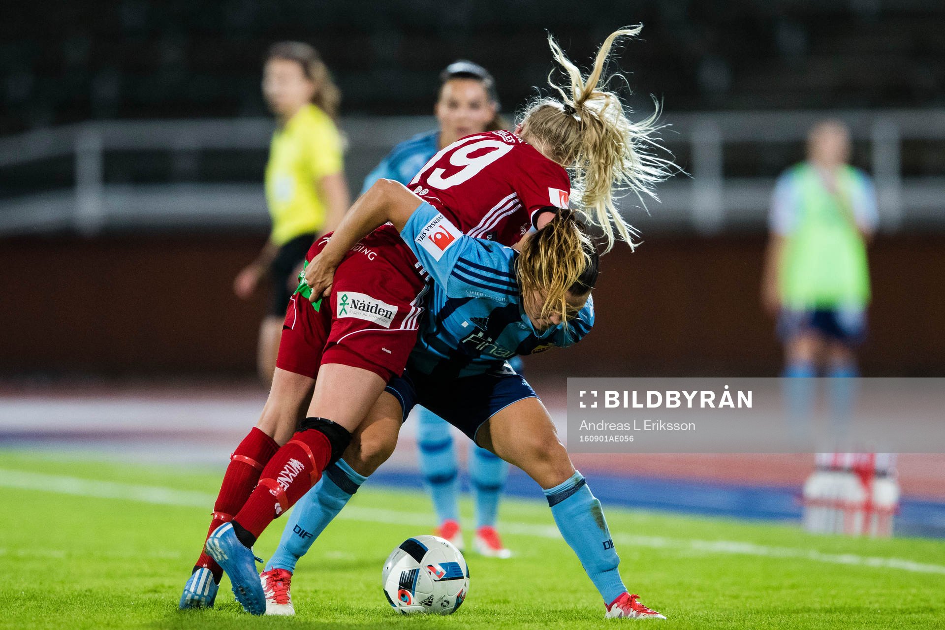 Piteås Elin Bragnum  i en närkamp med Djurgårdens Emilia Appelqvist under fotbollsmatchen i Damallsvenskan mellan Djurgården och Piteå den 1 september 2016 i Stockholm. 