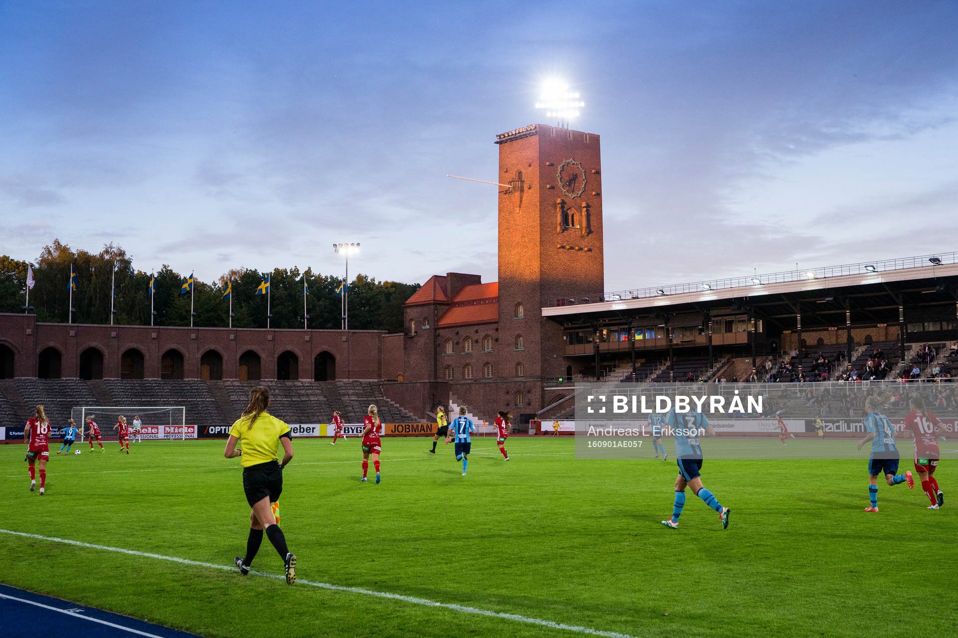 Linjedomaren följer spelet på Stockhoms Stadion
