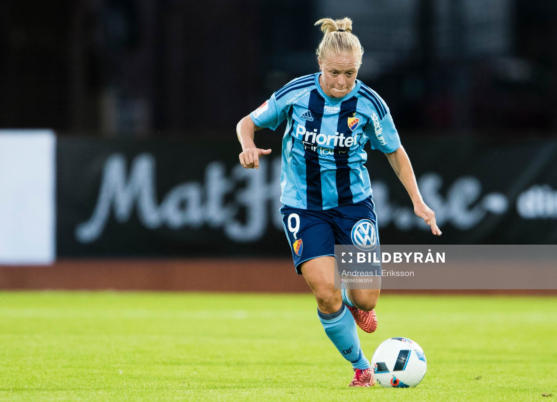 Djurgårdens Mia Jalkerud med bollen