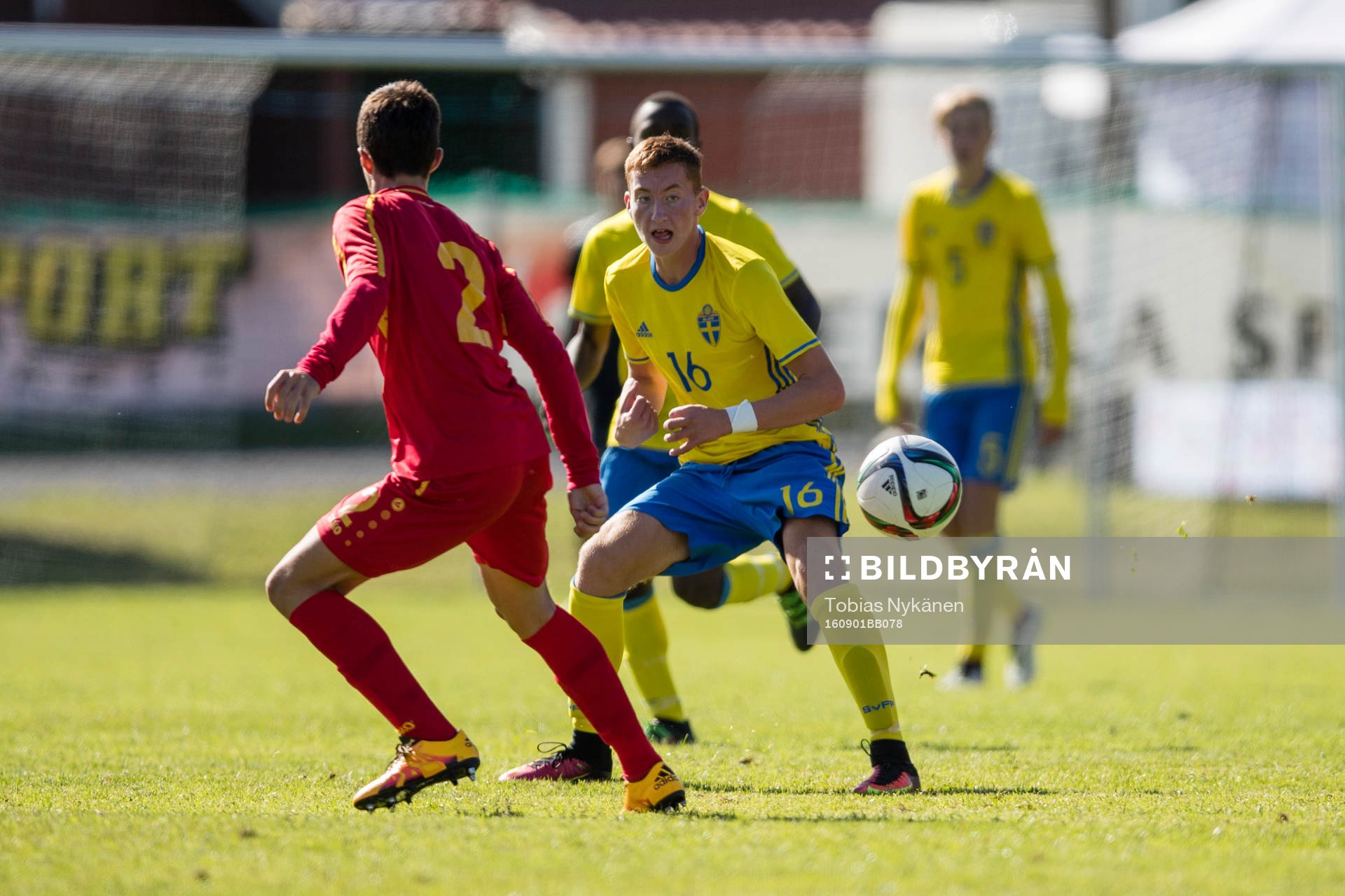 Sveriges Dejan Kulusevski mot Makedoniens Filip Aleksovski